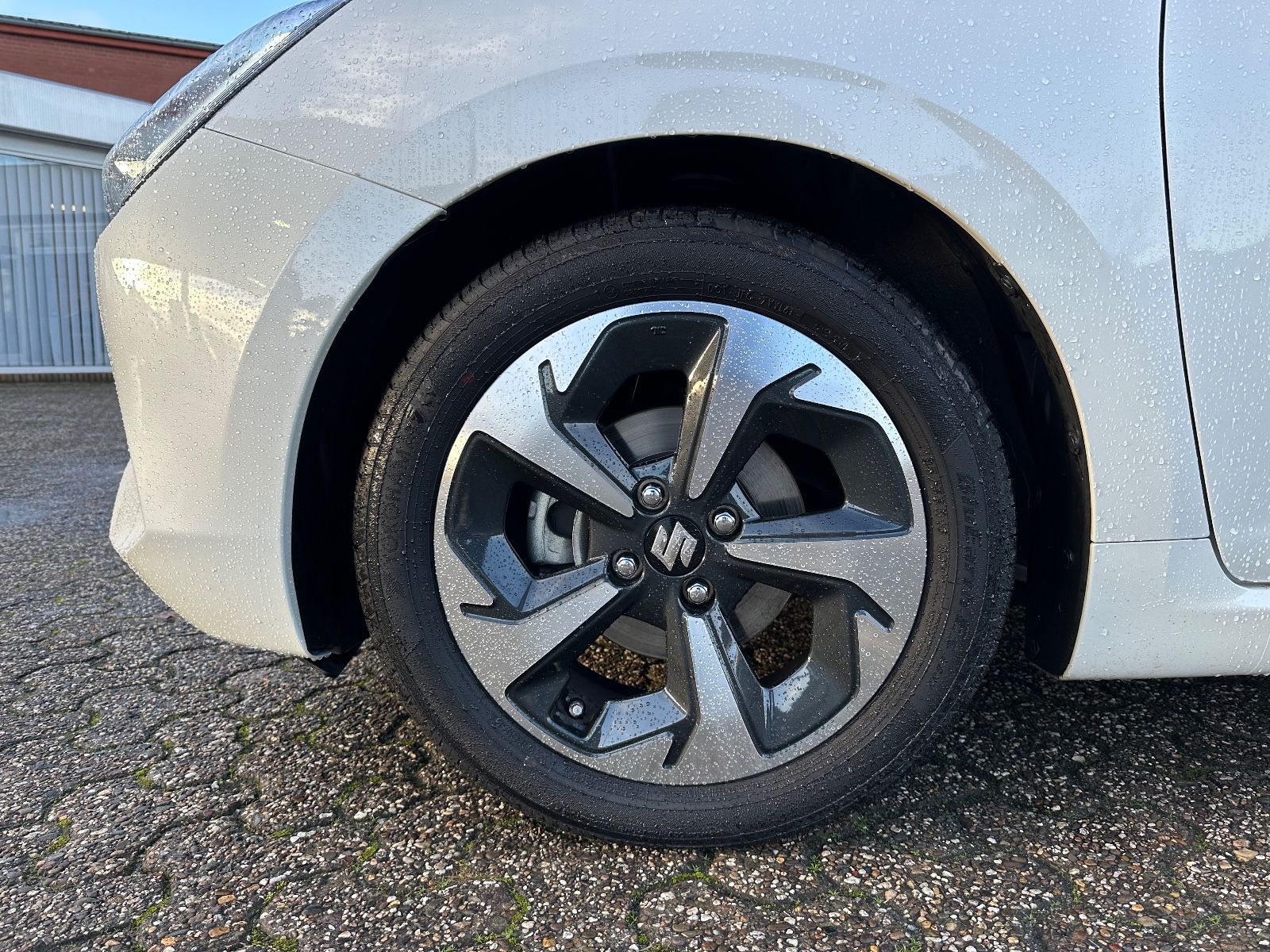 Fahrzeugabbildung Suzuki Swift 1.2 Dualjet Hybrid Comfort+ ACC/Navi/LED