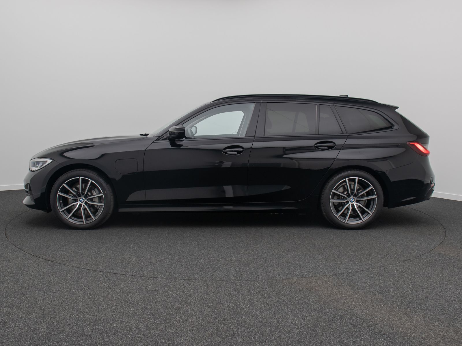 Fahrzeugabbildung BMW 330e Sport Line Laser HUD DAB PDC Komfort Alarm