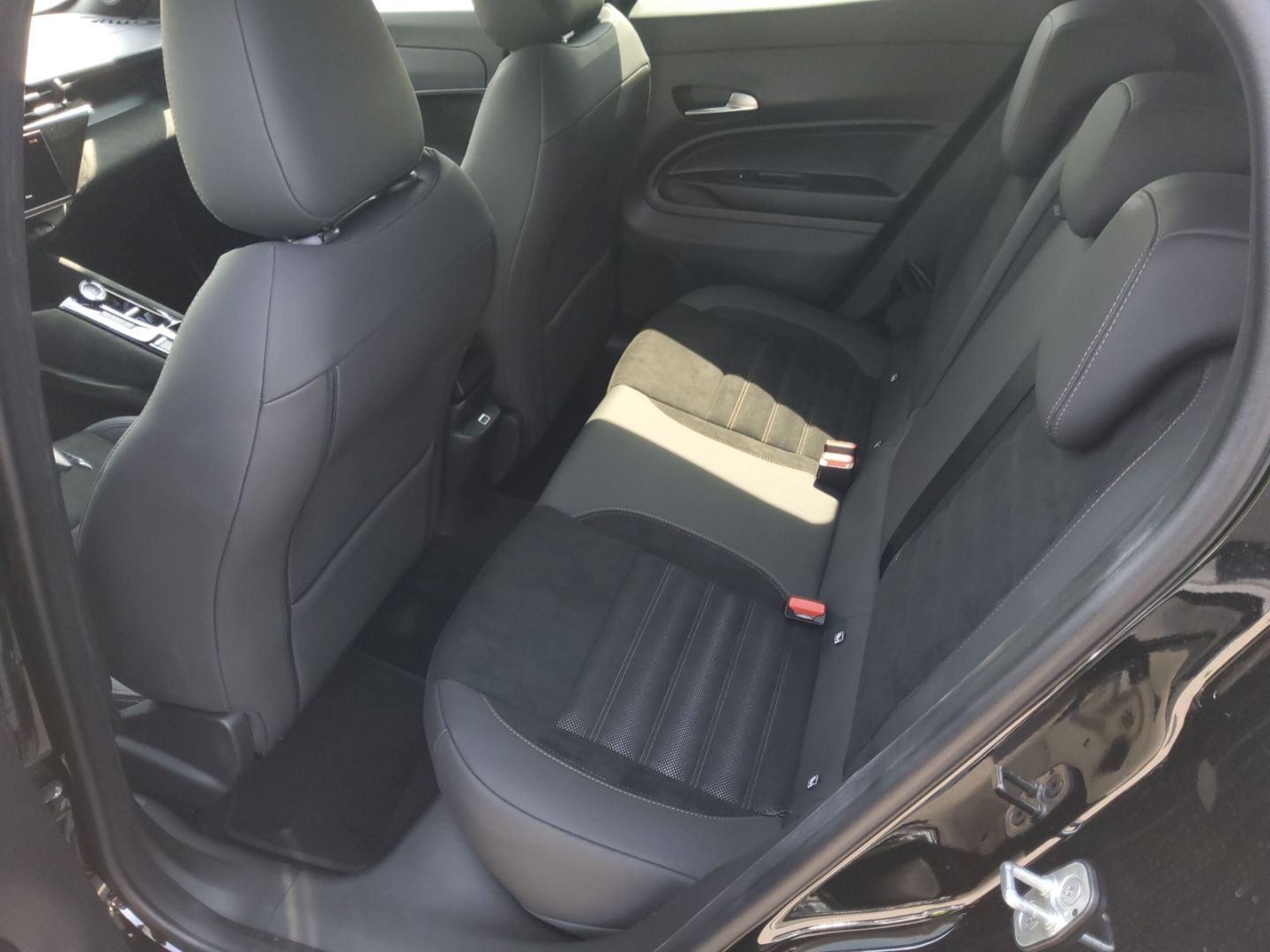 Fahrzeugabbildung Alfa Romeo Junior Elektro Intensa Sondermodell Navi, 360°