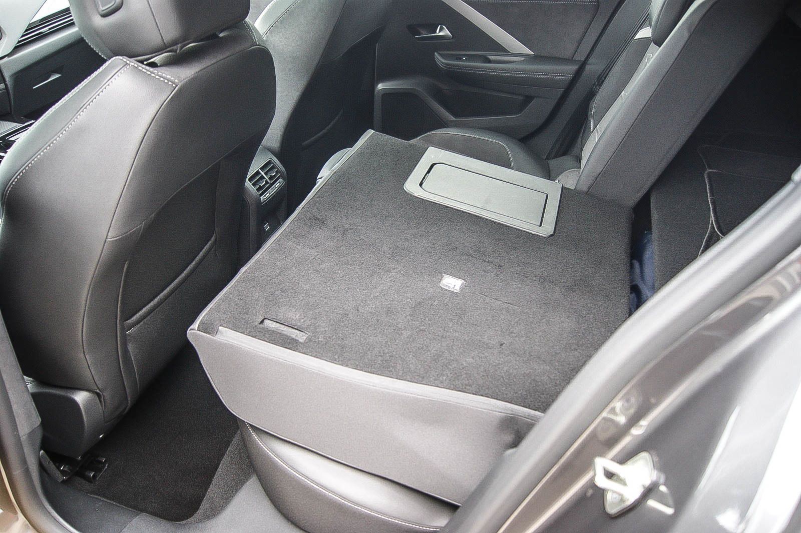 Fahrzeugabbildung Opel Astra L 1.5 Aut ULTIMATE HEADUP ANHZV 360° PANO