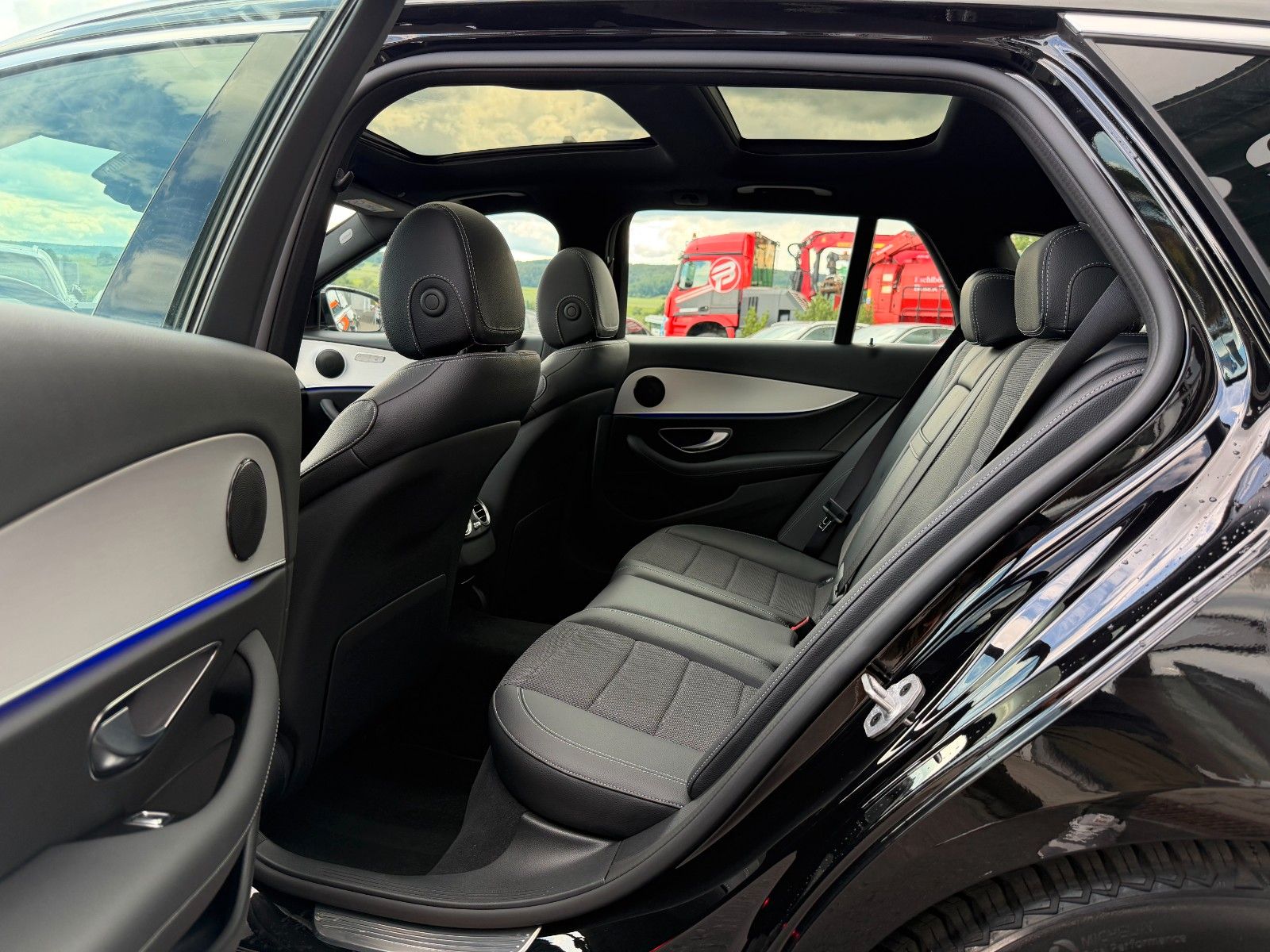 Fahrzeugabbildung Mercedes-Benz E 200d T Avantgarde+Pano+Distr+AHK+360