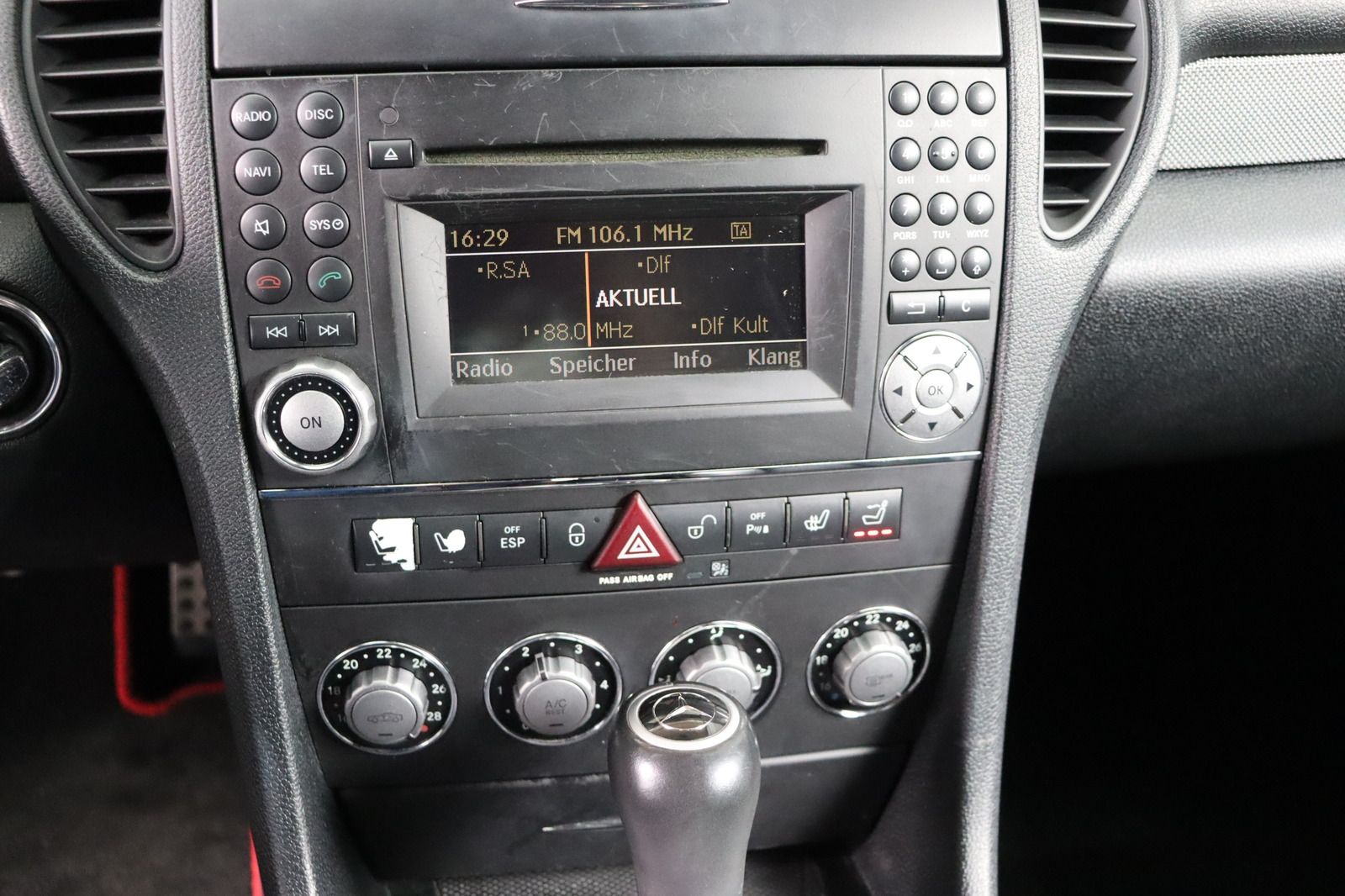 Fahrzeugabbildung Mercedes-Benz SLK 200 KOMPRESSOR * Airscarf * SHZ * Bi-Xenon
