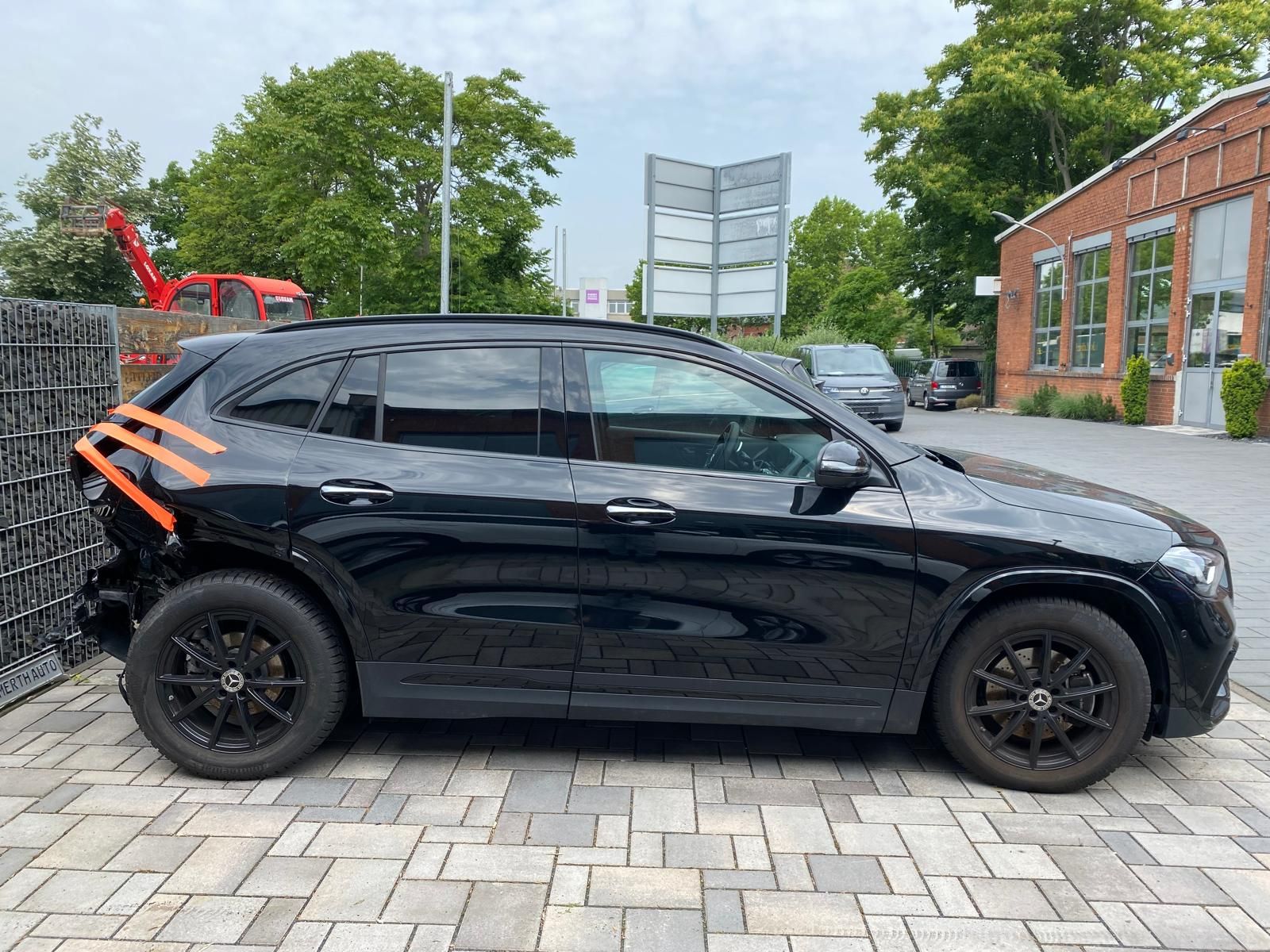 Fahrzeugabbildung Mercedes-Benz GLA 200 AMG/Pano/DIS/360/AHK/M-BEAM/