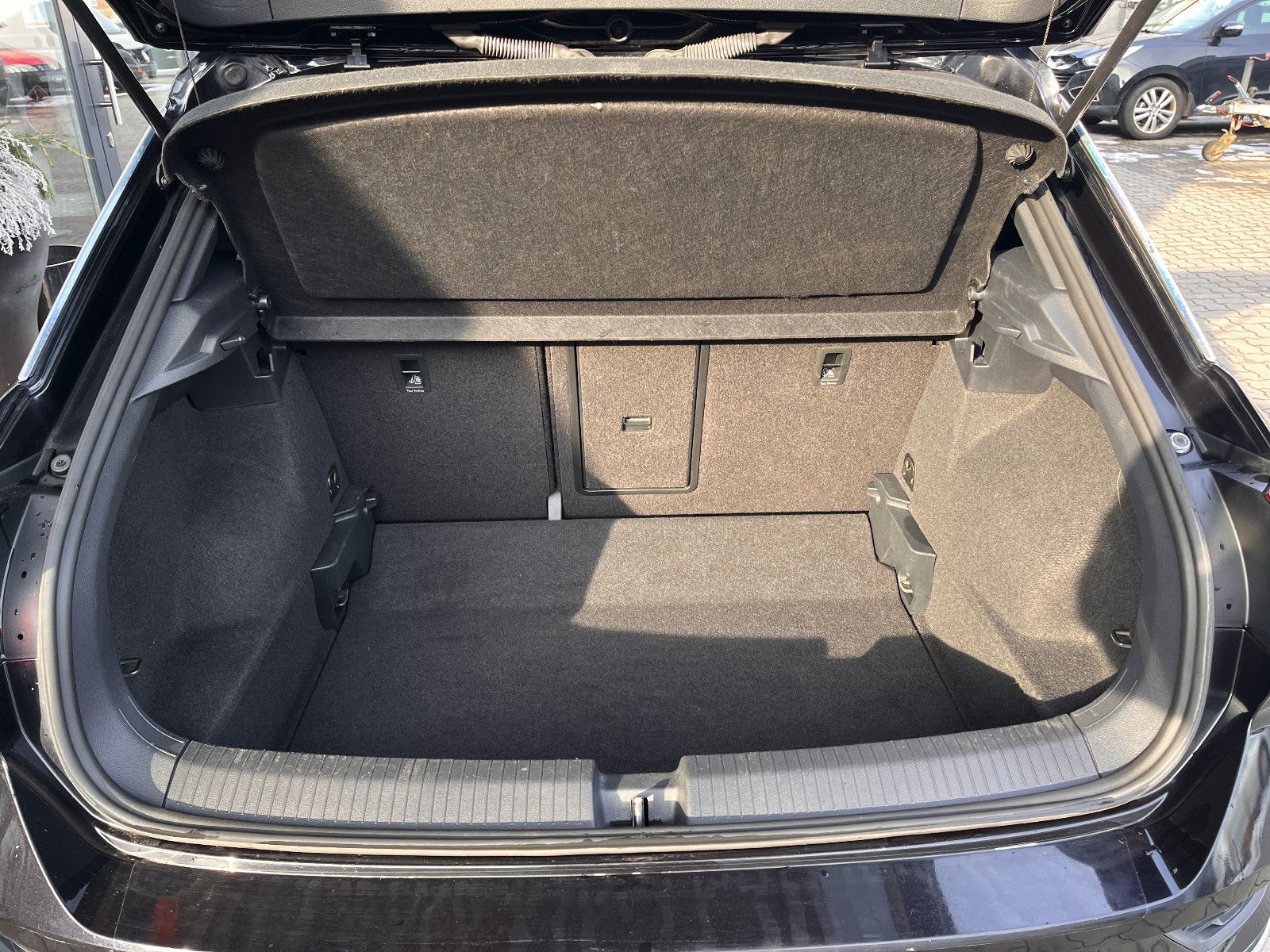 Fahrzeugabbildung Volkswagen T-Roc Sport 1.5 TSI DSG R-Line