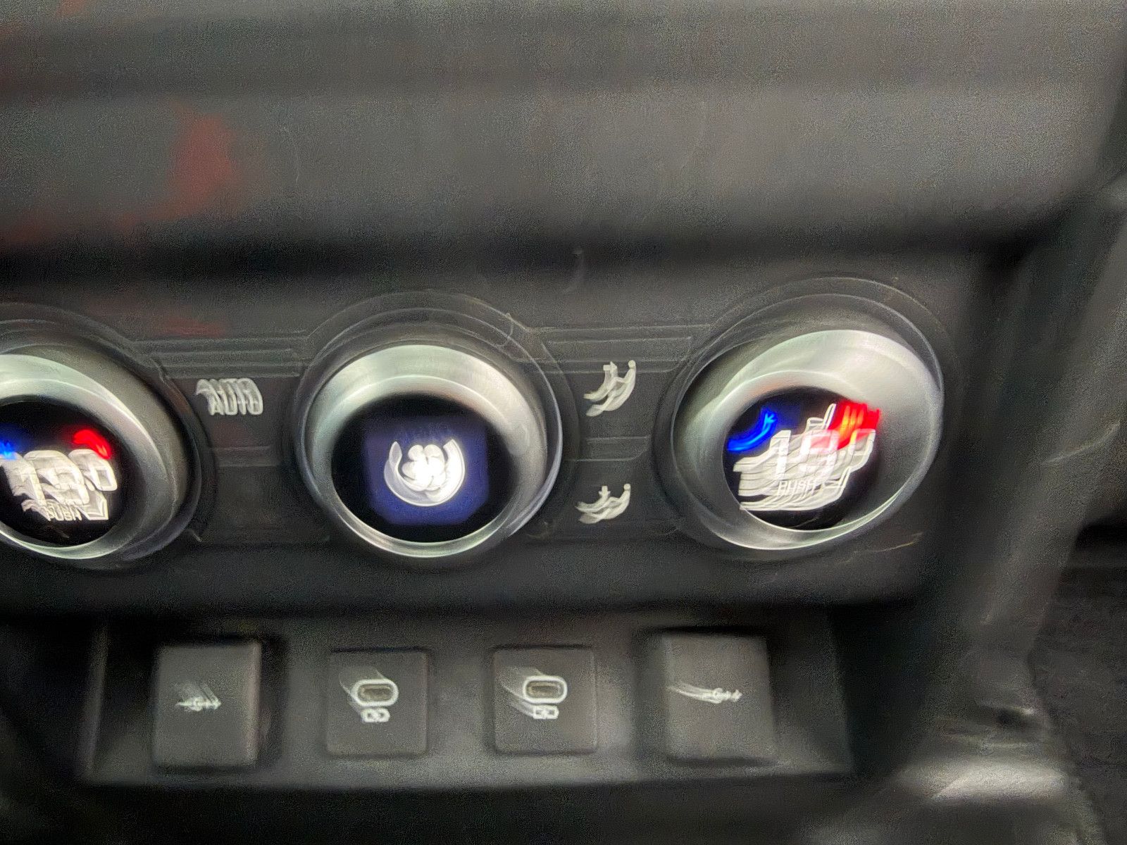 Fahrzeugabbildung Land Rover Defender 110 X-Dynamic SE/PANO/360''KAM/MEREDIAN