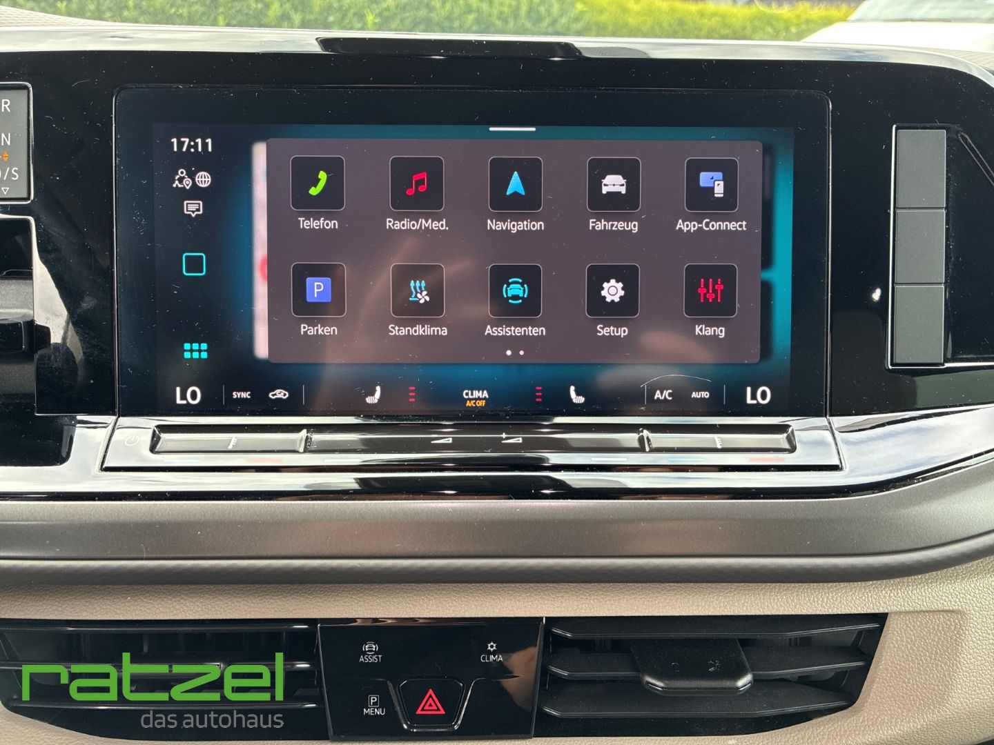 Fahrzeugabbildung Volkswagen T7 Multivan 2.0 TDI 7-Gang DSG KÜ Navi AHK LED A