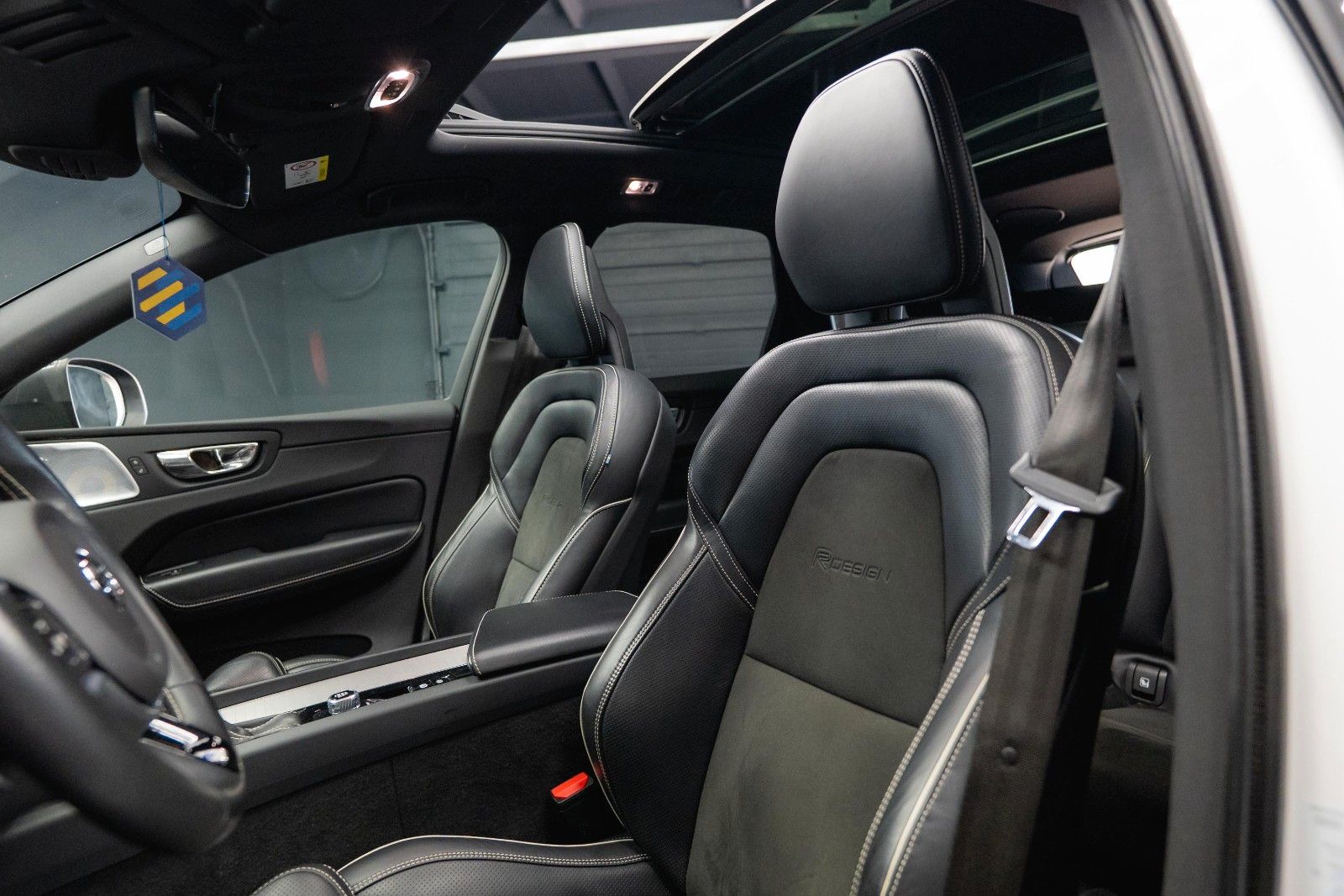 Fahrzeugabbildung Volvo XC60 R Design AWD | ACC | Pano | B&W | LED | 21`