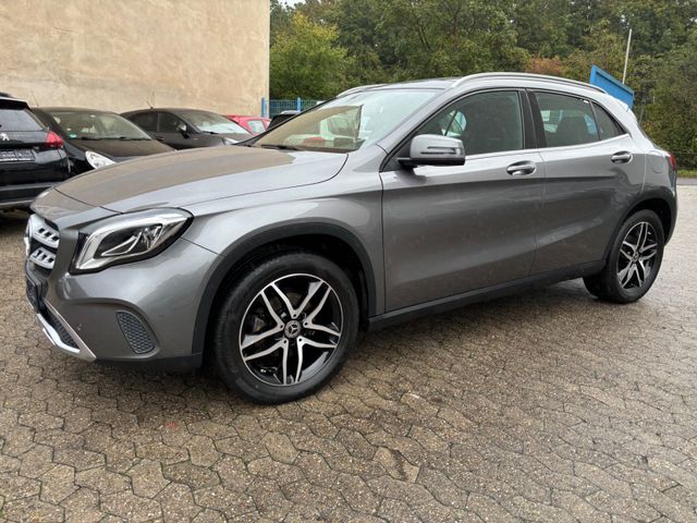 Mercedes-Benz GLA 200 Panorama/Navi/LED/PDC /Sportsitze/AHK