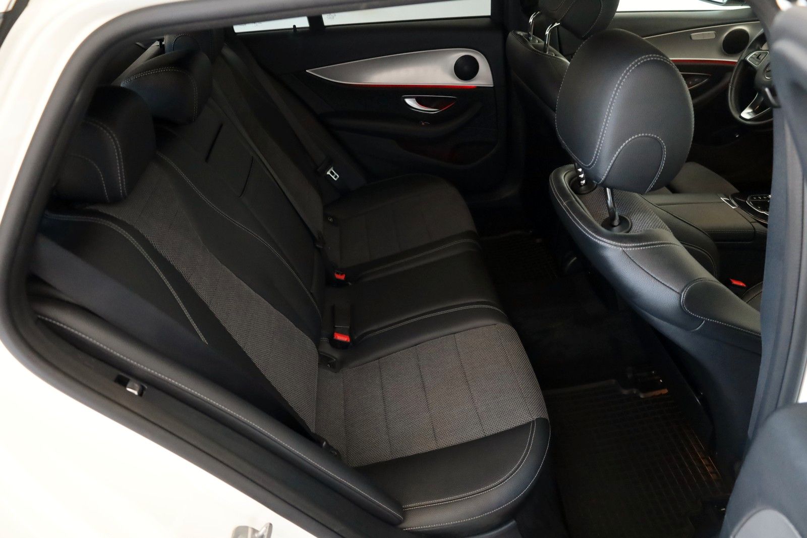 Fahrzeugabbildung Mercedes-Benz E 220d T T.Leder,Navi,LED,SD,Kamera,SH,PDC,SR+WR