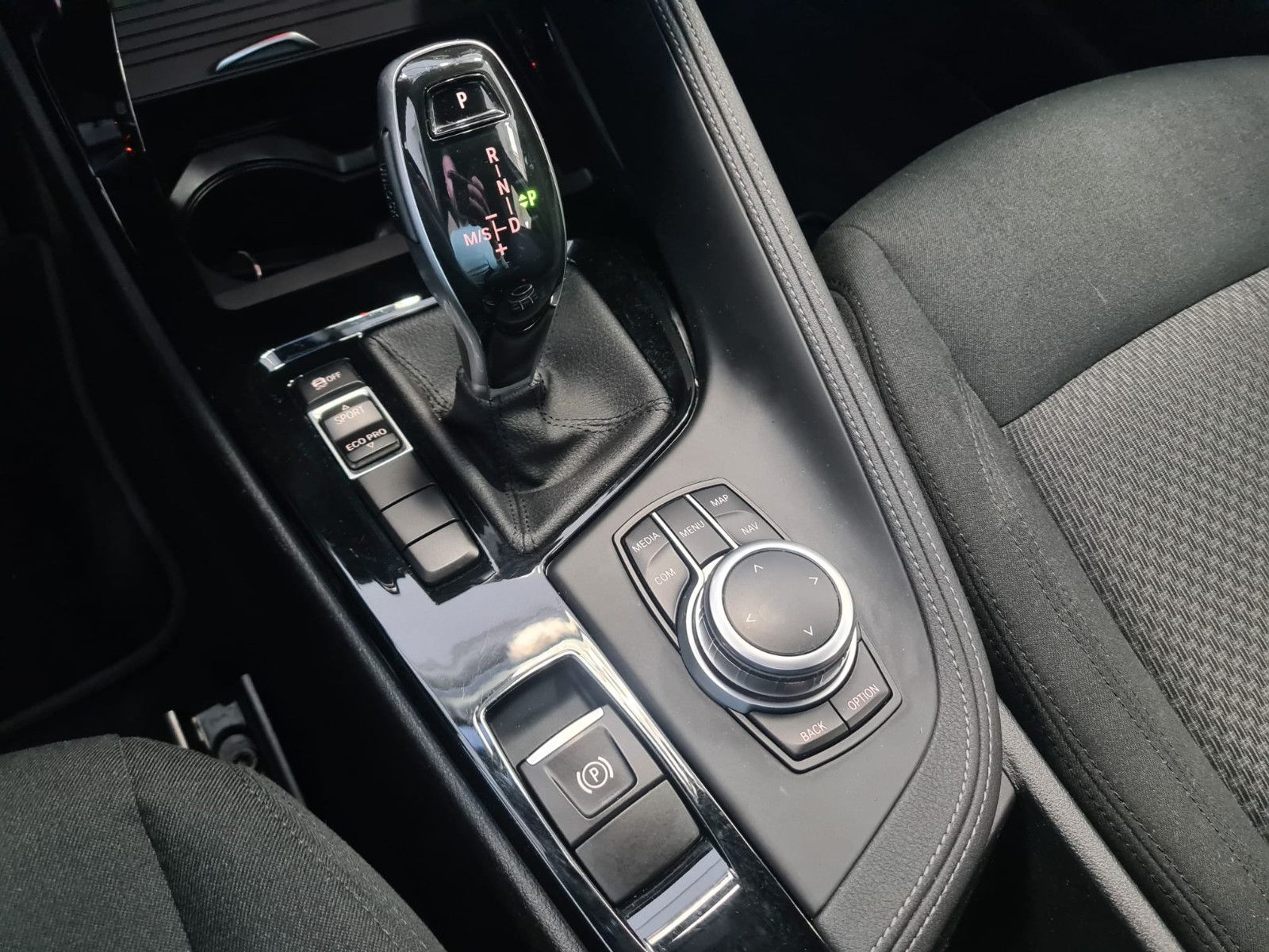 Fahrzeugabbildung BMW X2 sDrive 18 d / KAMERA / NAVI / LED