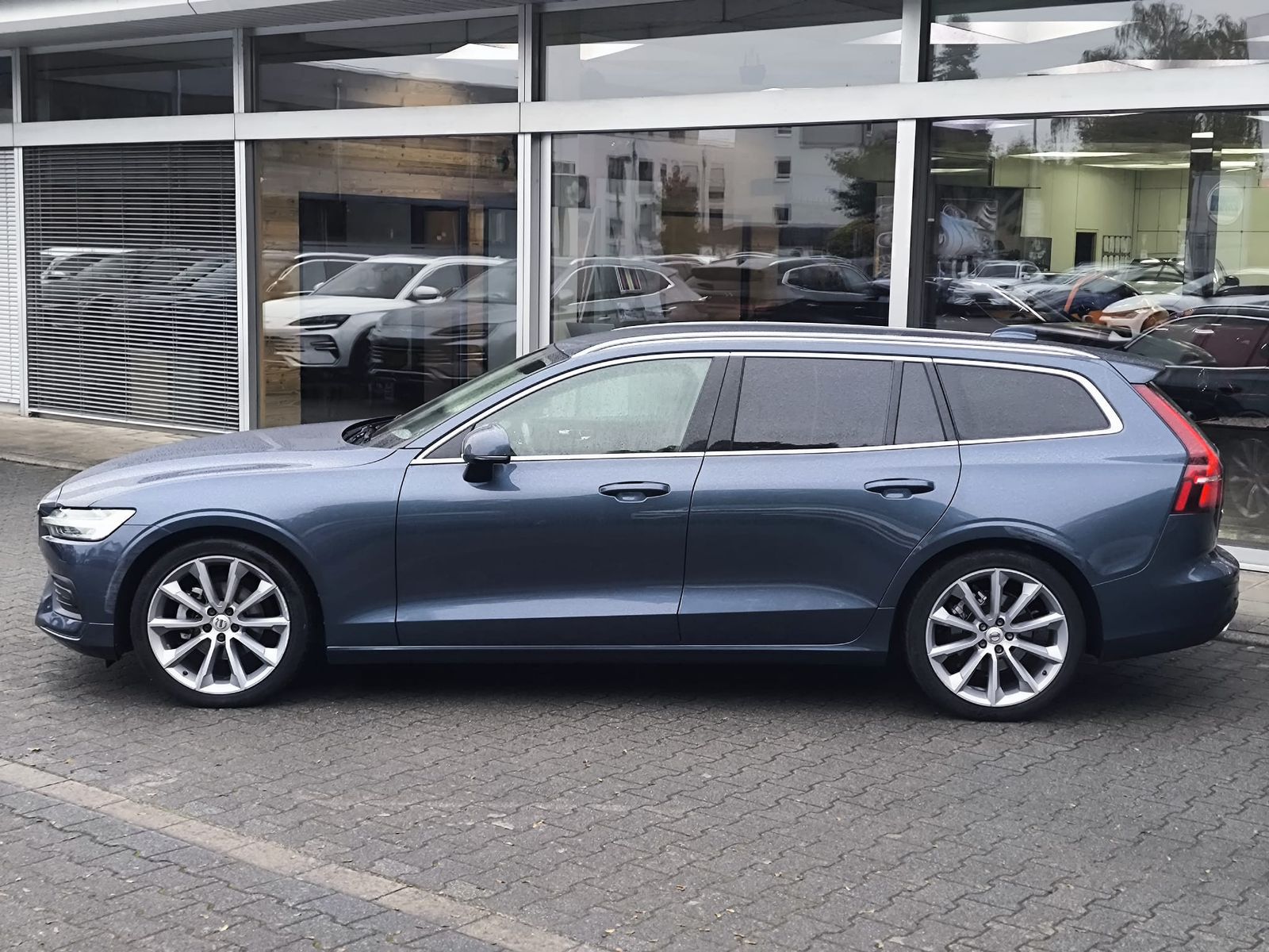 Fahrzeugabbildung Volvo V60 Momentum VIRTU+NAVI+SHZ+LEDER+KAM+TEMP+AHK+