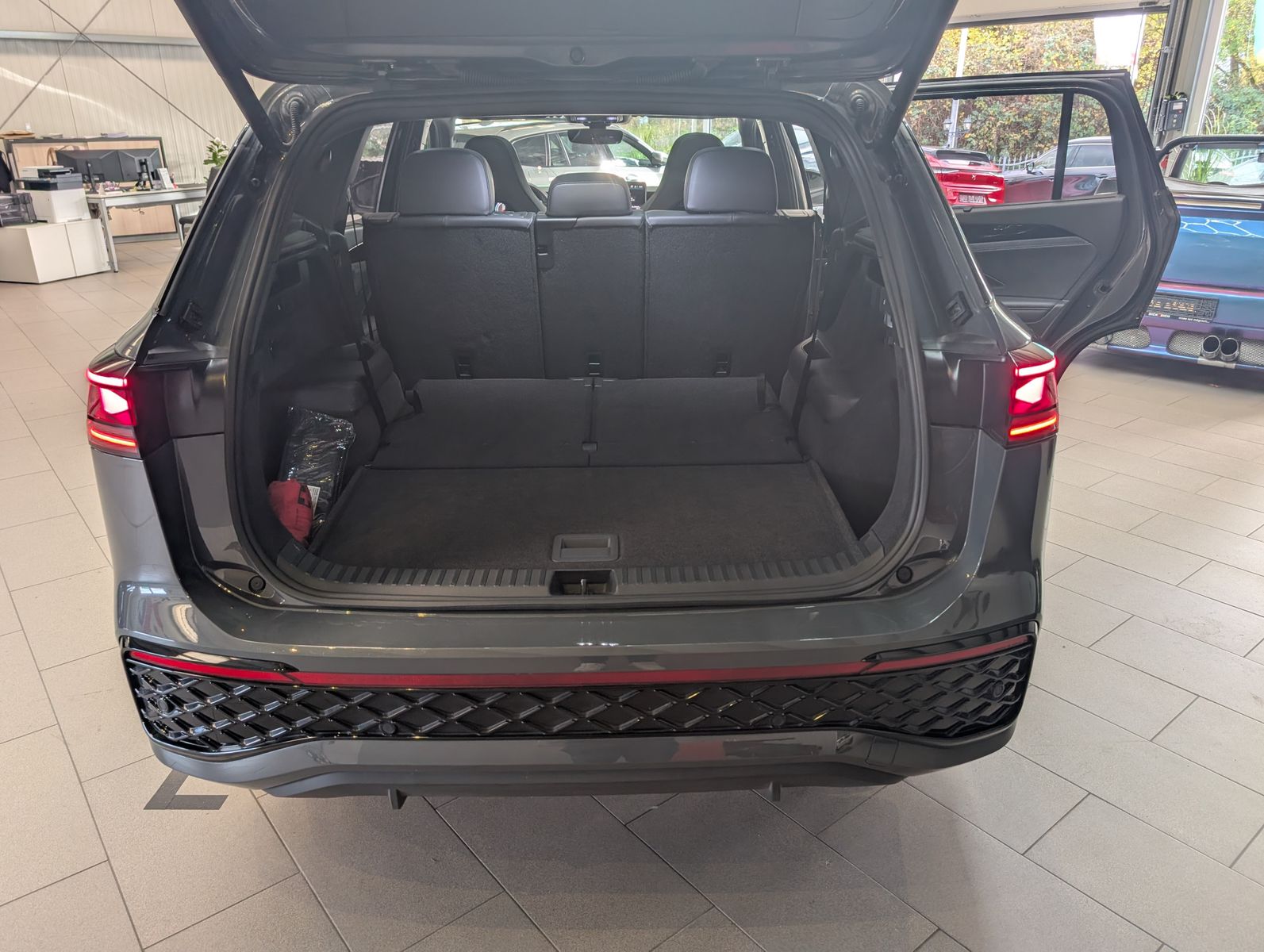 Fahrzeugabbildung Volkswagen Tayron 2.0TDI 4M R-Line Launch Pano Black AHK 20