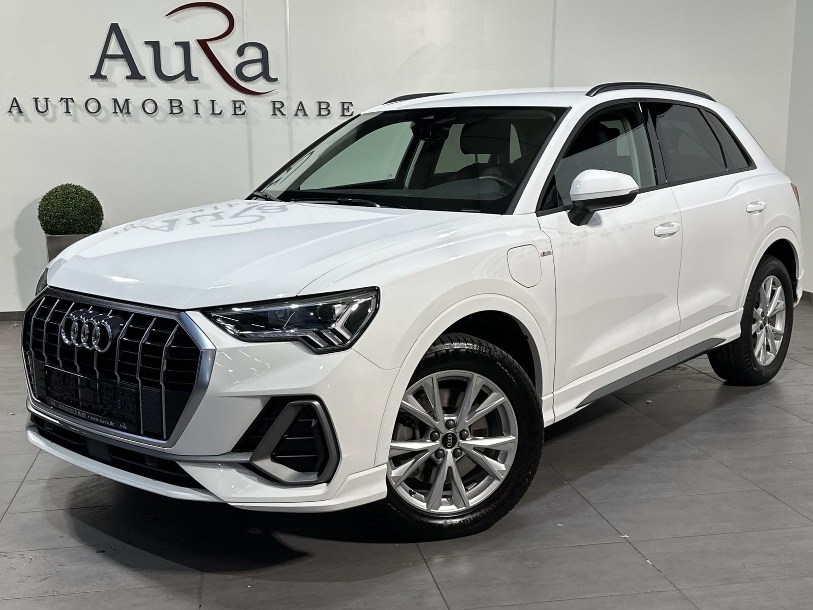 Fahrzeugabbildung Audi Q3 45 TFSI e S-Line NAV+LED+VCOCK+DAB+SHZ+1HD+PP