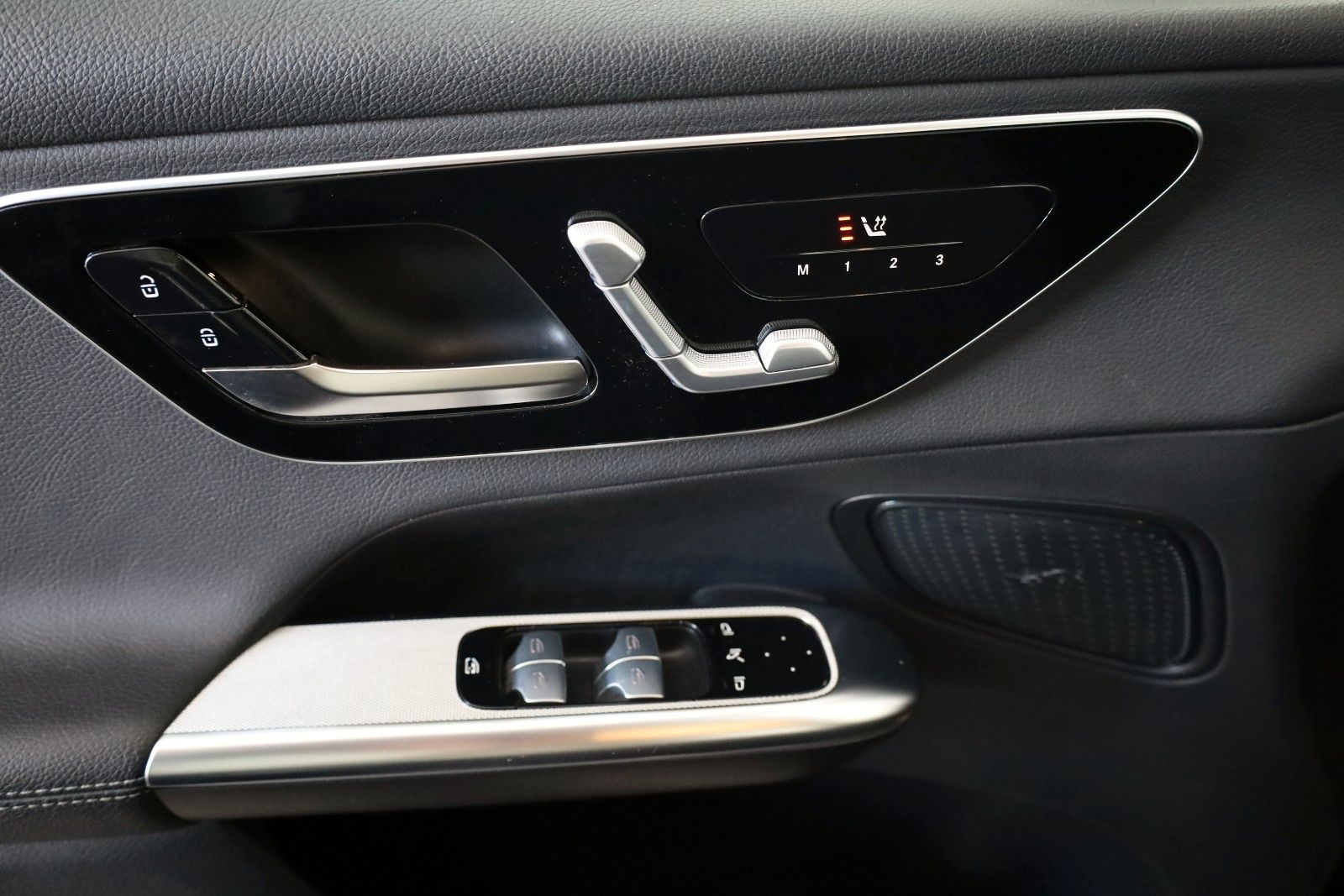 Fahrzeugabbildung Mercedes-Benz GLC 300e 4M Avantgarde T.Leder,Navi,LED,SH,Park