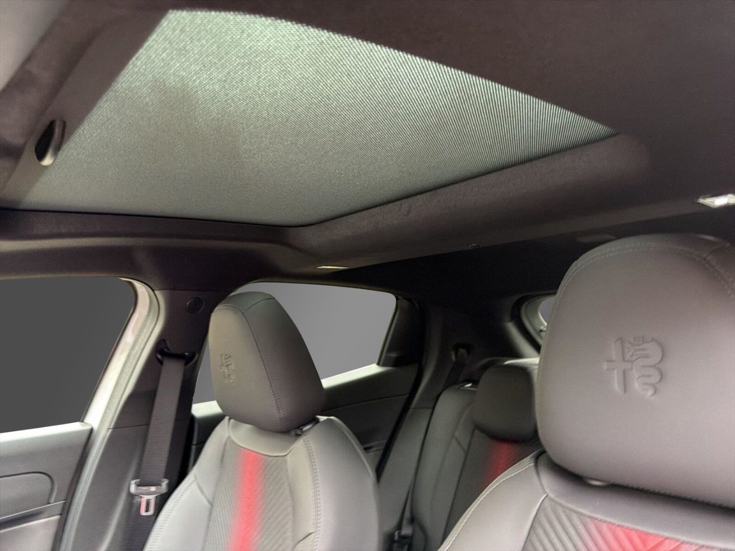 Fahrzeugabbildung Alfa Romeo Junior Ibrida 1.2 VGT 48V-Hybrid 107 kW Ti