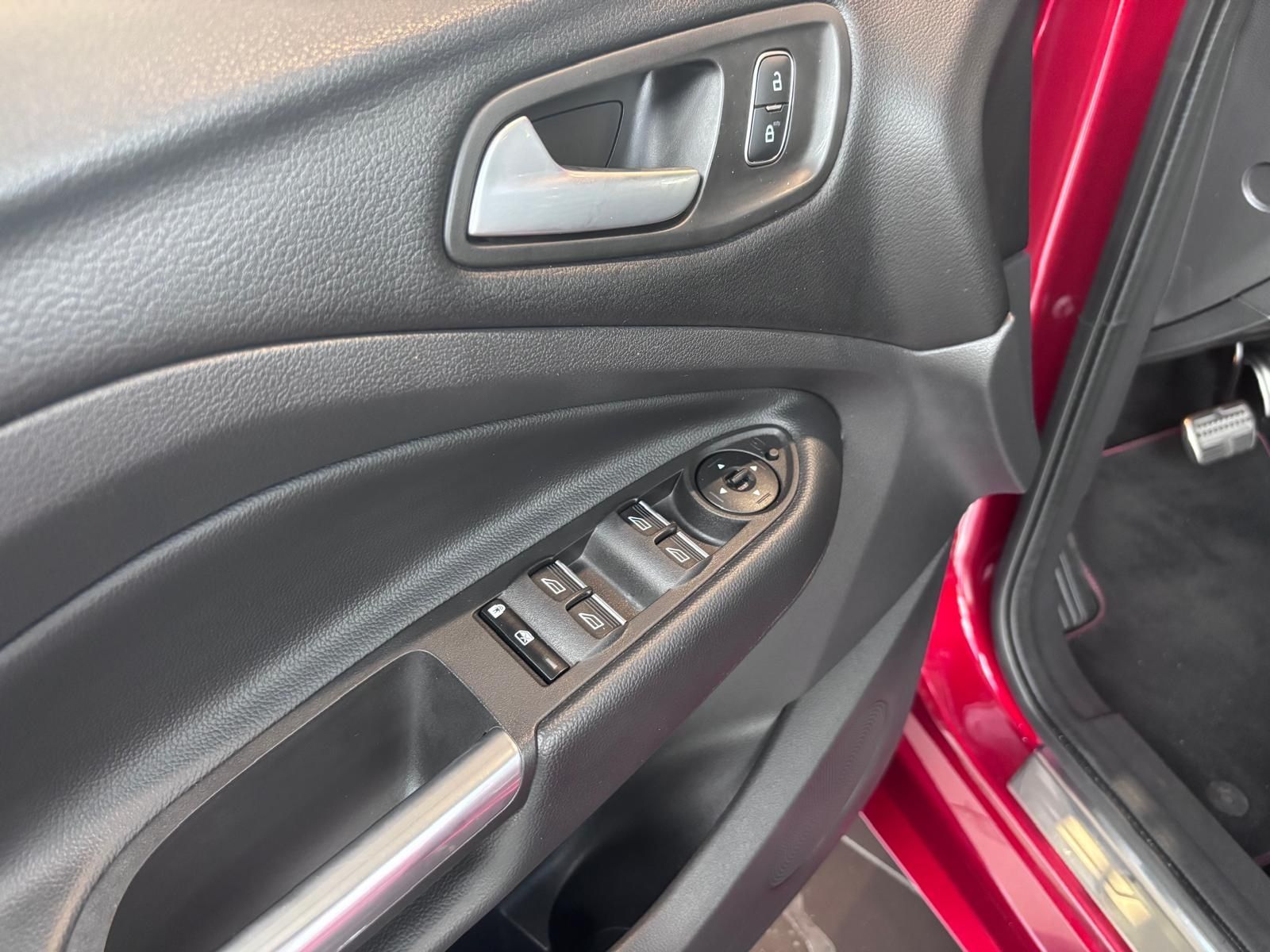 Fahrzeugabbildung Ford Kuga ST-Line Allrad SONY XENON NAVI