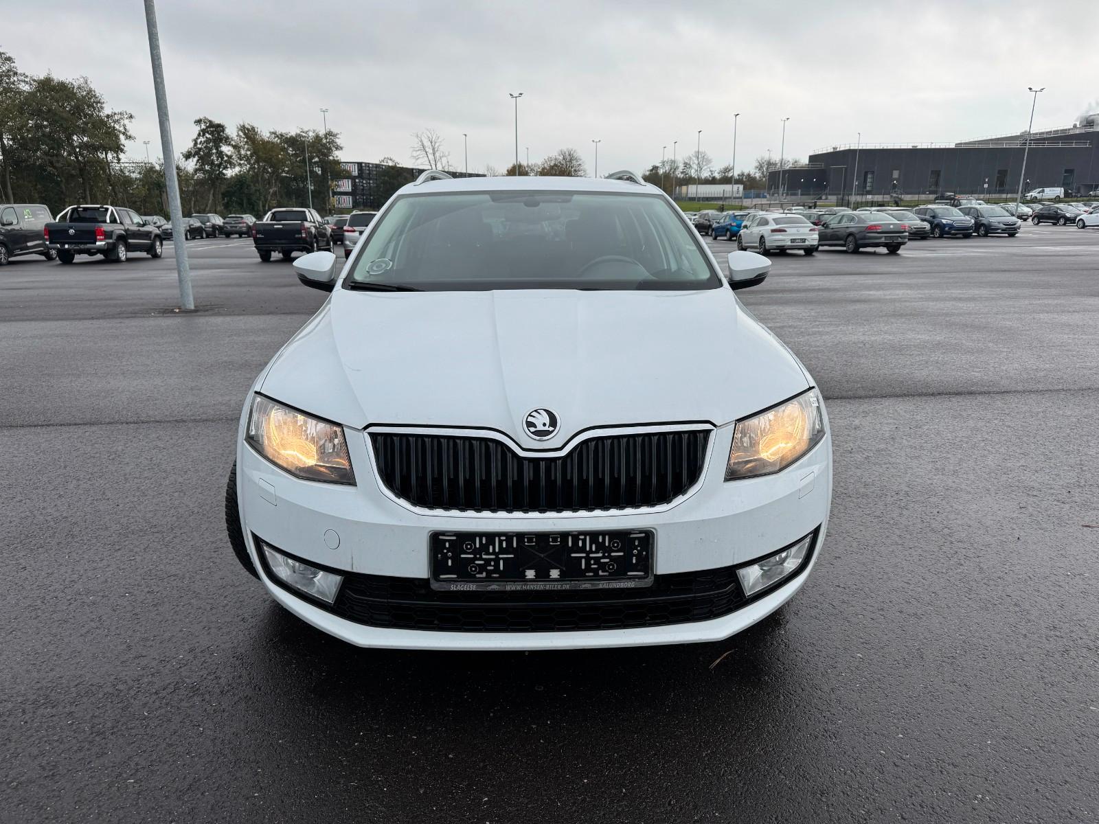 Skoda Octavia 2015 — rear view