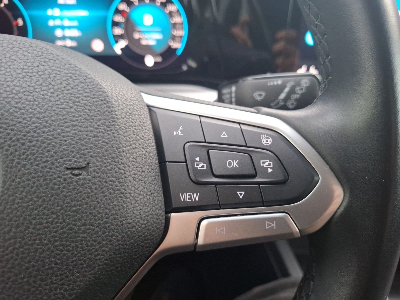 Fahrzeugabbildung Volkswagen Golf VIII TDI Life LED AHK Navi AID ACC PDC SHZ