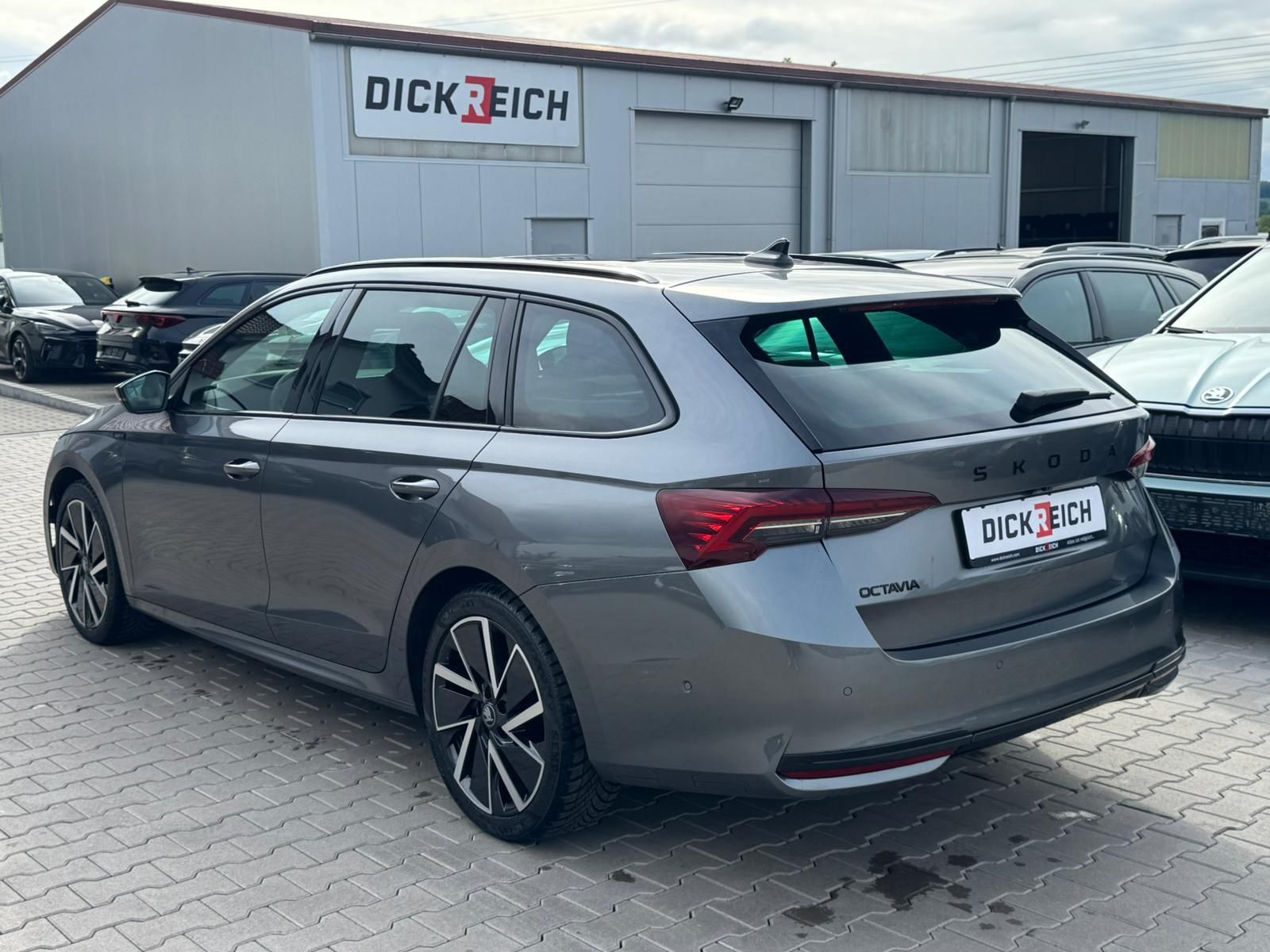 Fahrzeugabbildung SKODA Octavia 2.0 DSG Sportline MATRIX*PANO*CANT.*5J.G