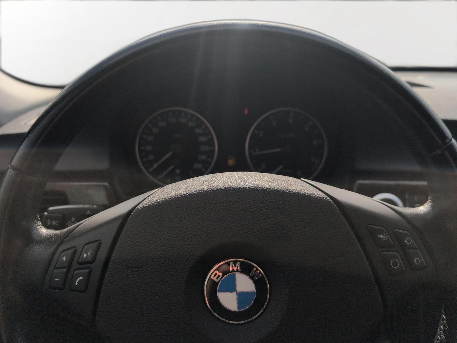 BMW 330xi Touring 258 ch 6 cylindres xDrive • Boîte auto • Toit pano • Xénon • Attelage