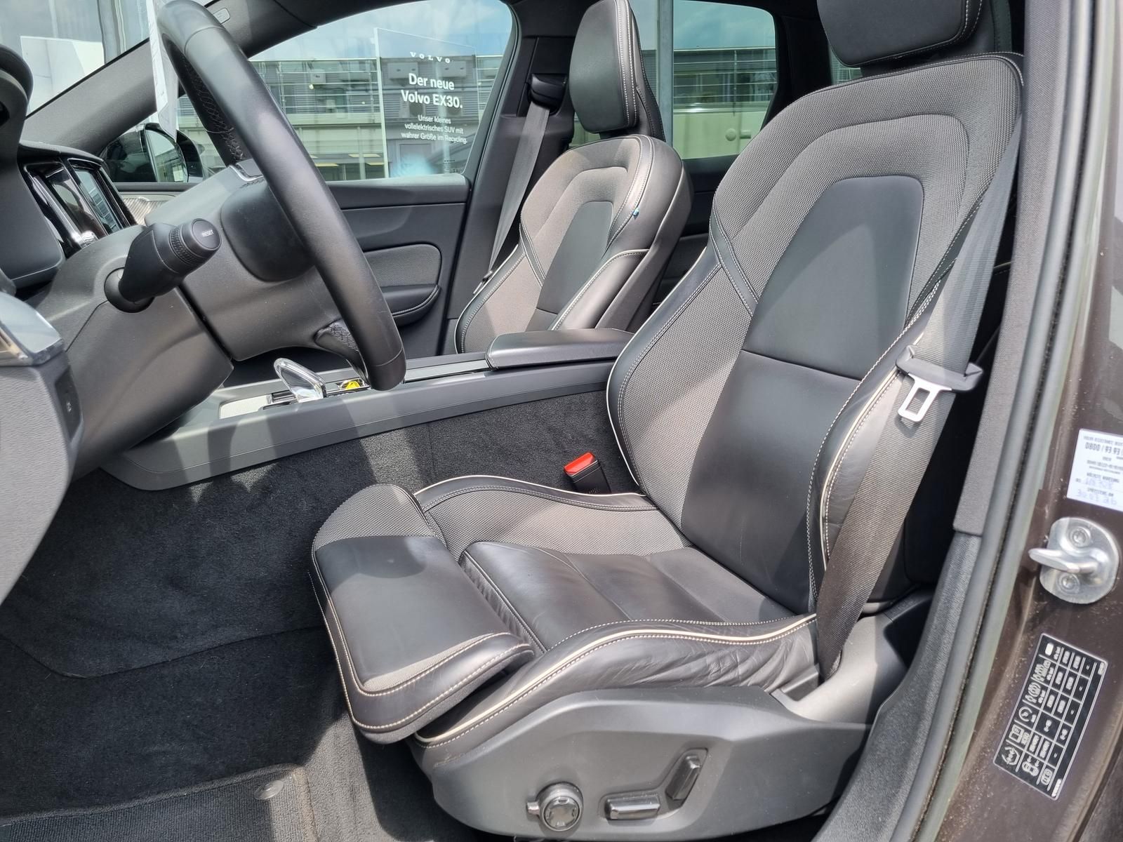 Fahrzeugabbildung Volvo XC60 B5 AWD Ultimate Dark 'Standheizung, 360Cam'