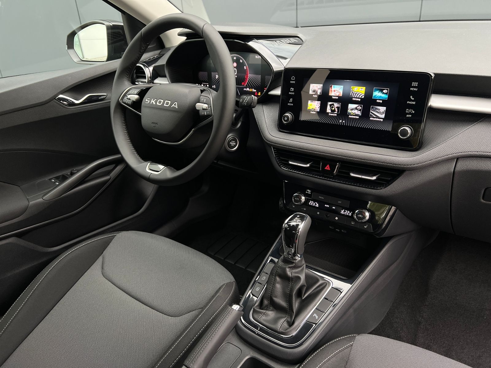 Fahrzeugabbildung SKODA Fabia Edition 130 1.0 TSI DSG *Garantie, LED, 15