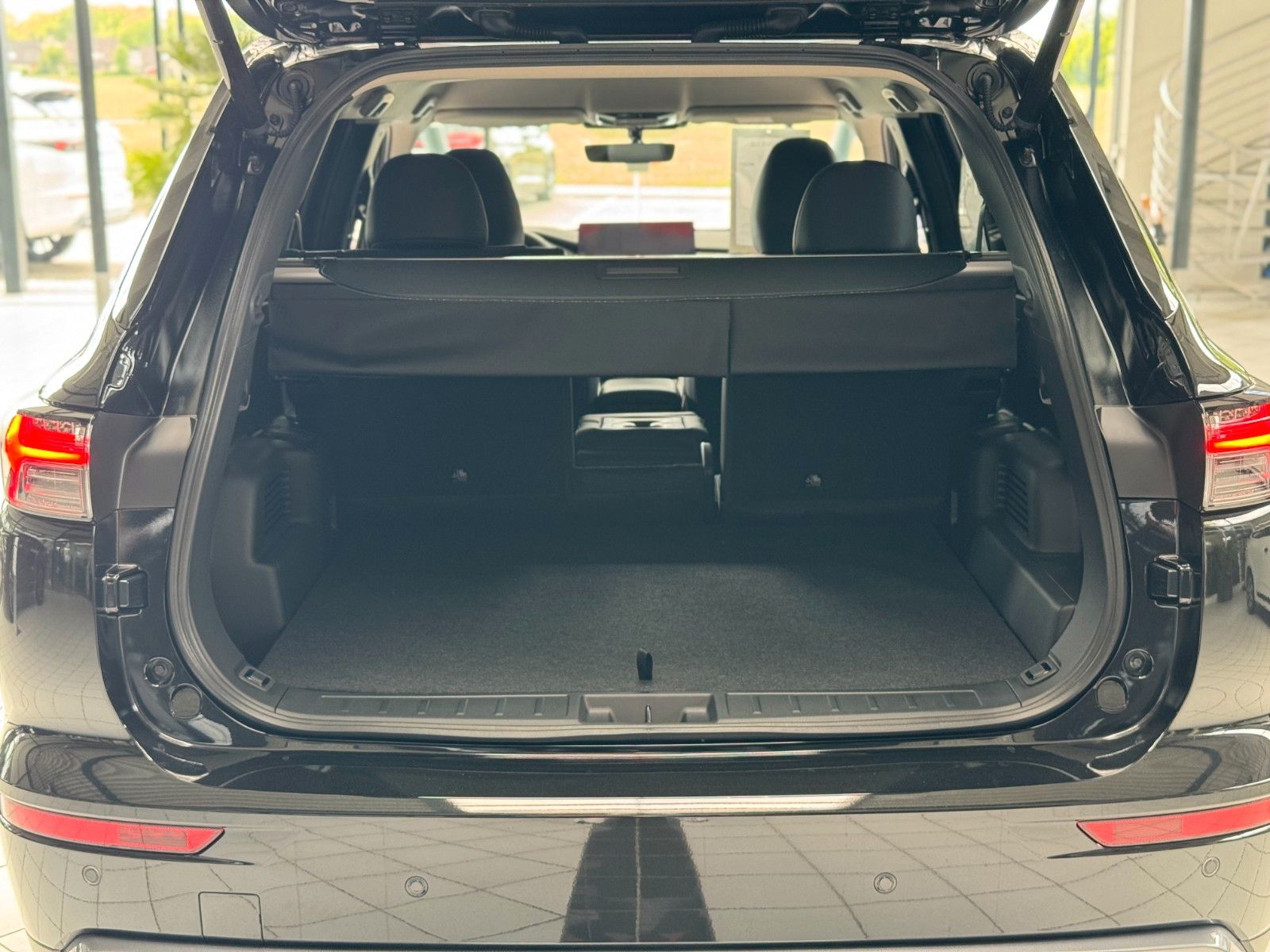 Fahrzeugabbildung Mitsubishi Plug-in Hybrid Outlander Intro Edition