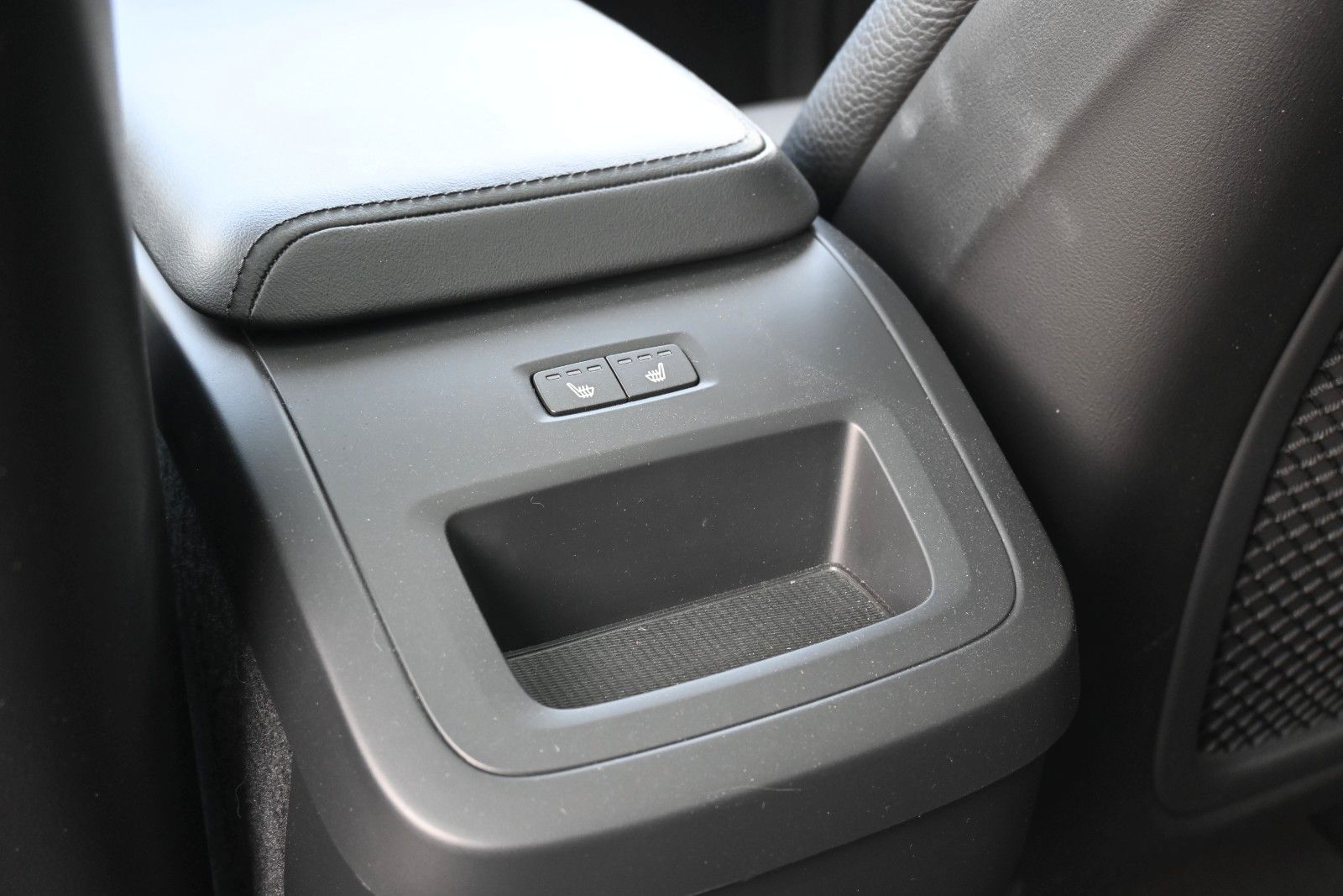 Fahrzeugabbildung Volvo XC60 B4 D Plus Dark*FSHZG*PANO*360°*ACC
