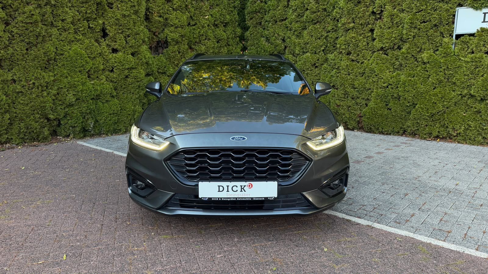 Fahrzeugabbildung Ford Mondeo 2.0EB Aut. ST-Line LED+STHZ+KAM+AHK+PANO+
