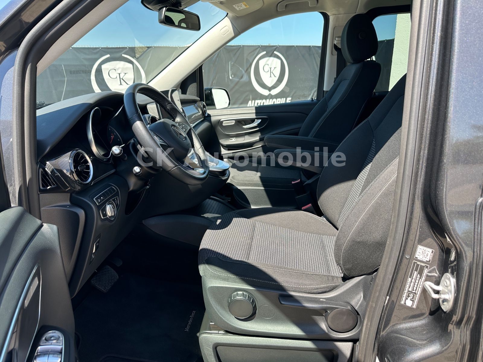 Fahrzeugabbildung Mercedes-Benz V 300d EDITION 4MATIC lang/7 Sitze/Navi/LED/AHK
