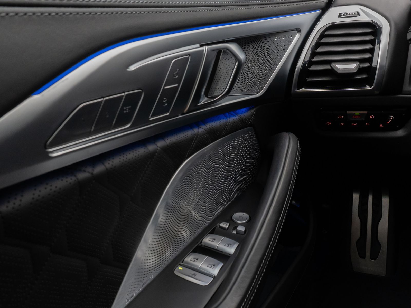 Fahrzeugabbildung BMW M8 Competition xD Gran Coupé SoftCL 360°TV Laser