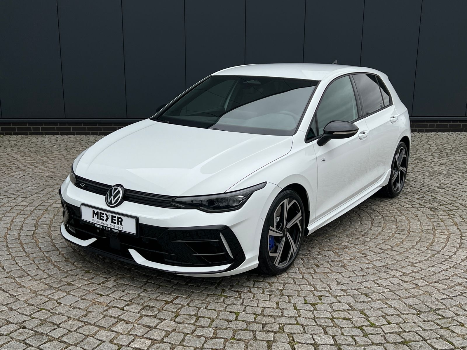 Fahrzeugabbildung Volkswagen Golf VIII R 2.0 TSI DSG 4MOTION *IQ.Light, Black