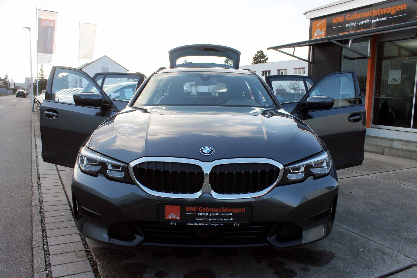 Fahrzeugabbildung BMW 320e Touring Sport-Line LED PANO ACC SHZ CarPlay