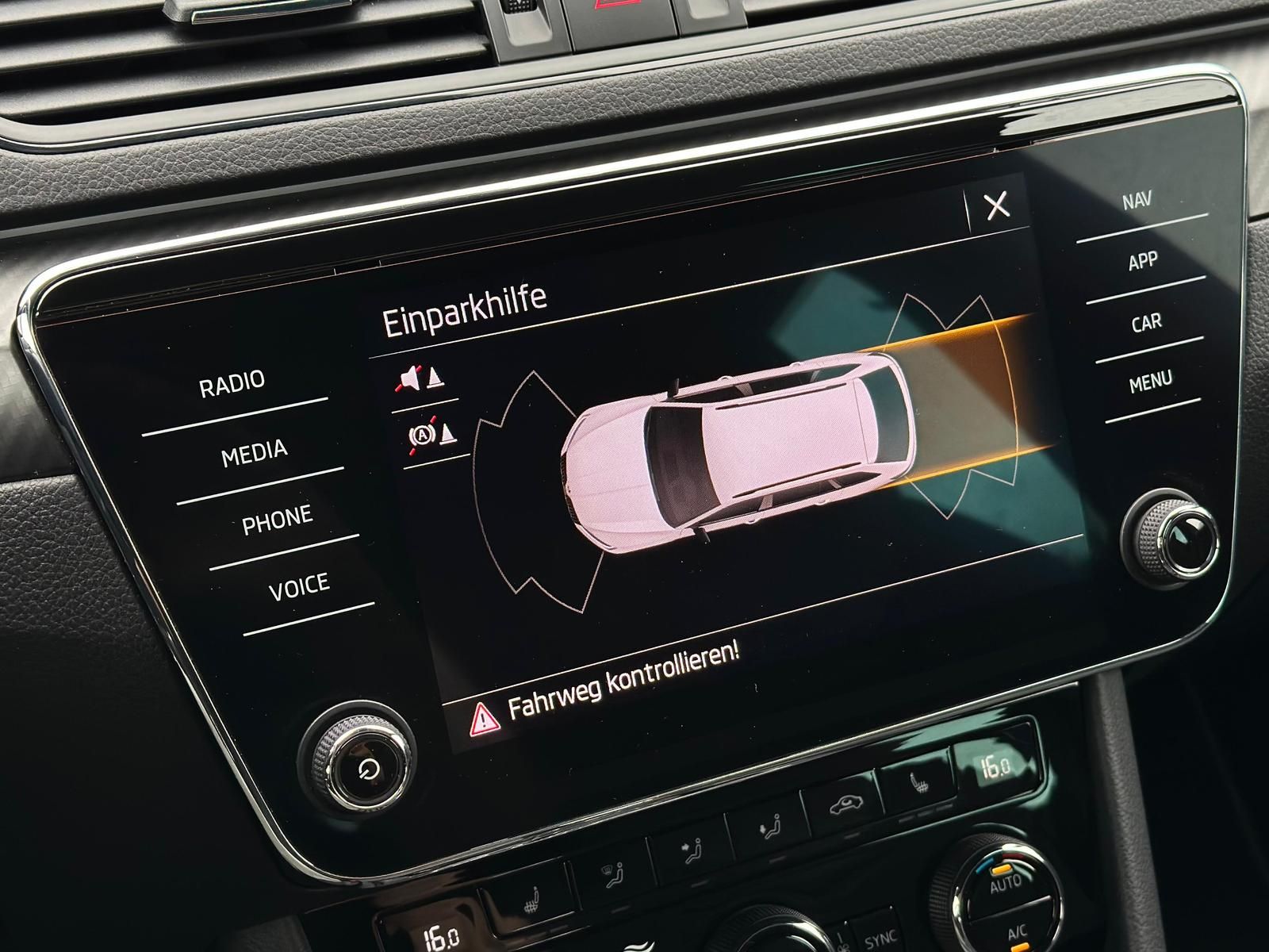 SKODA Superb 2.0TDI SPORTLINE *LED#TEMPO#AHK#PDC#SHZ - Image 20