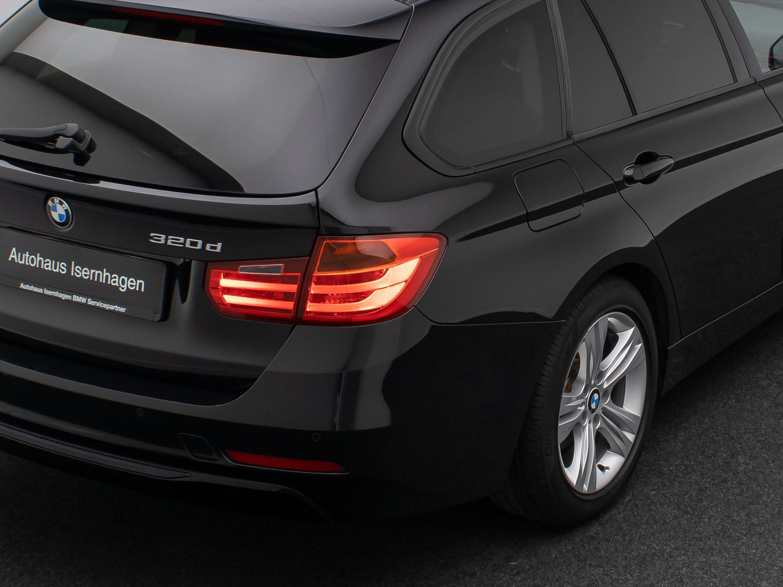 Fahrzeugabbildung BMW 320d Sport Line PDC Bi-Xenon HiFi NaviPro Lordos