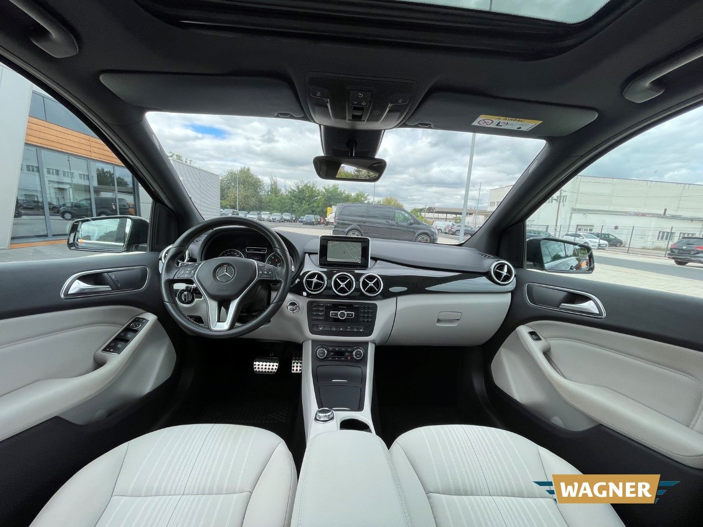Fahrzeugabbildung Mercedes-Benz B 180 Pano Kamera Navi PDC SHZ Klimaautomatik