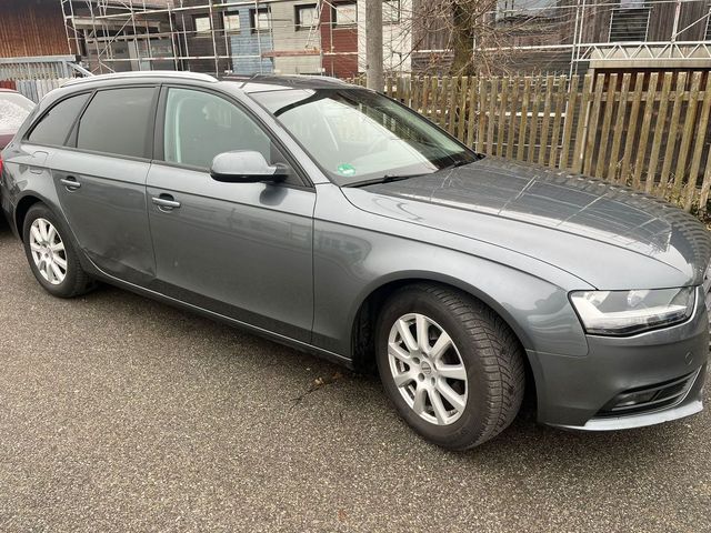 Audi A4 Avant Attraction 2.0 TDI / 1.HAND / SHZ /