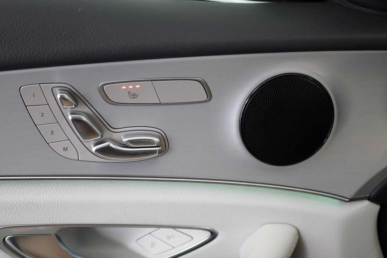 Fahrzeugabbildung Mercedes-Benz E 220d 4M T Leder,Navi,LED,SH+Standhzg.,360°Kam.