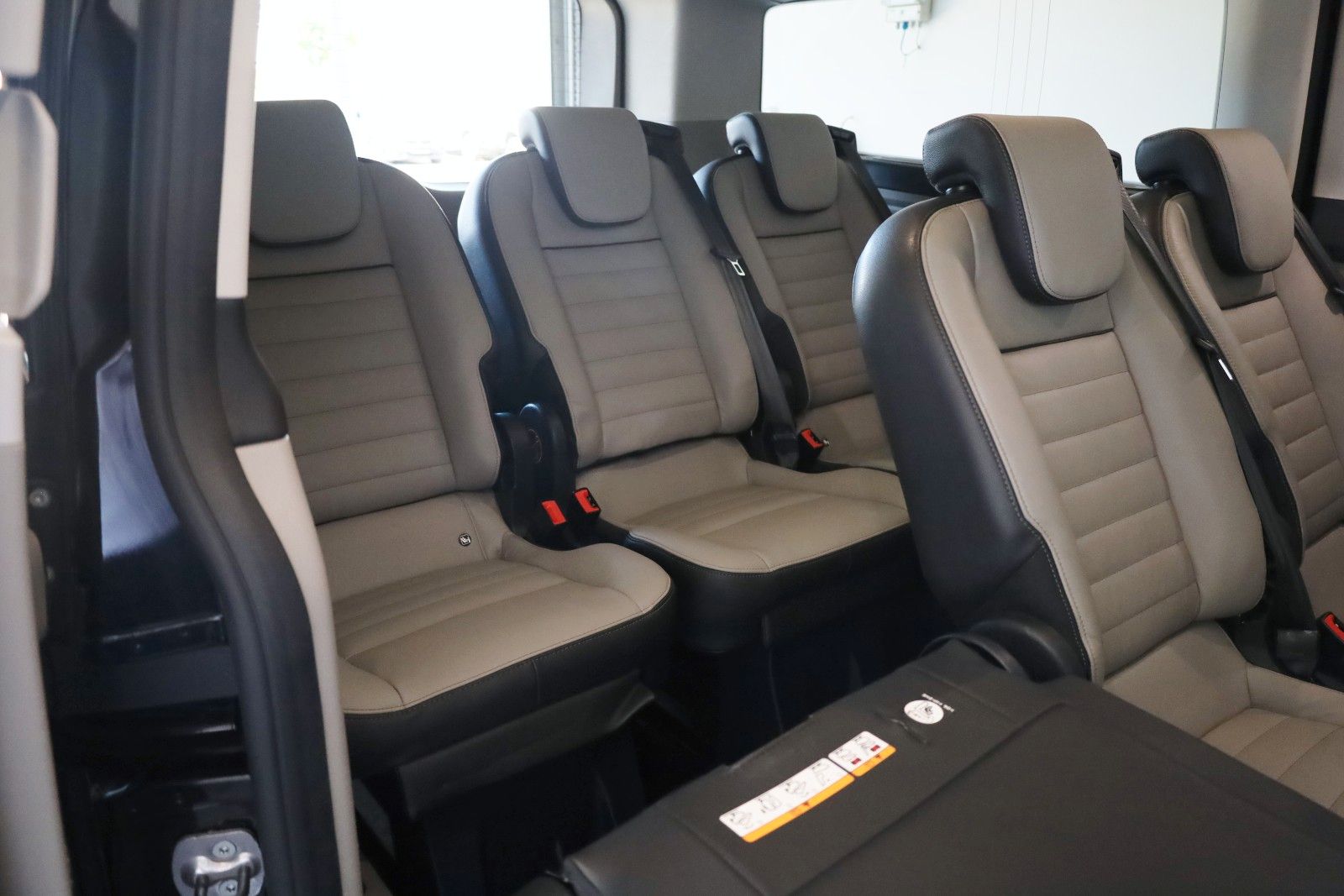 Fahrzeugabbildung Ford Tourneo Custom TITANIUM X 8 Si,Leder,Navi,Xenon
