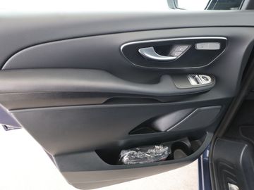 Mercedes V 220 - 10