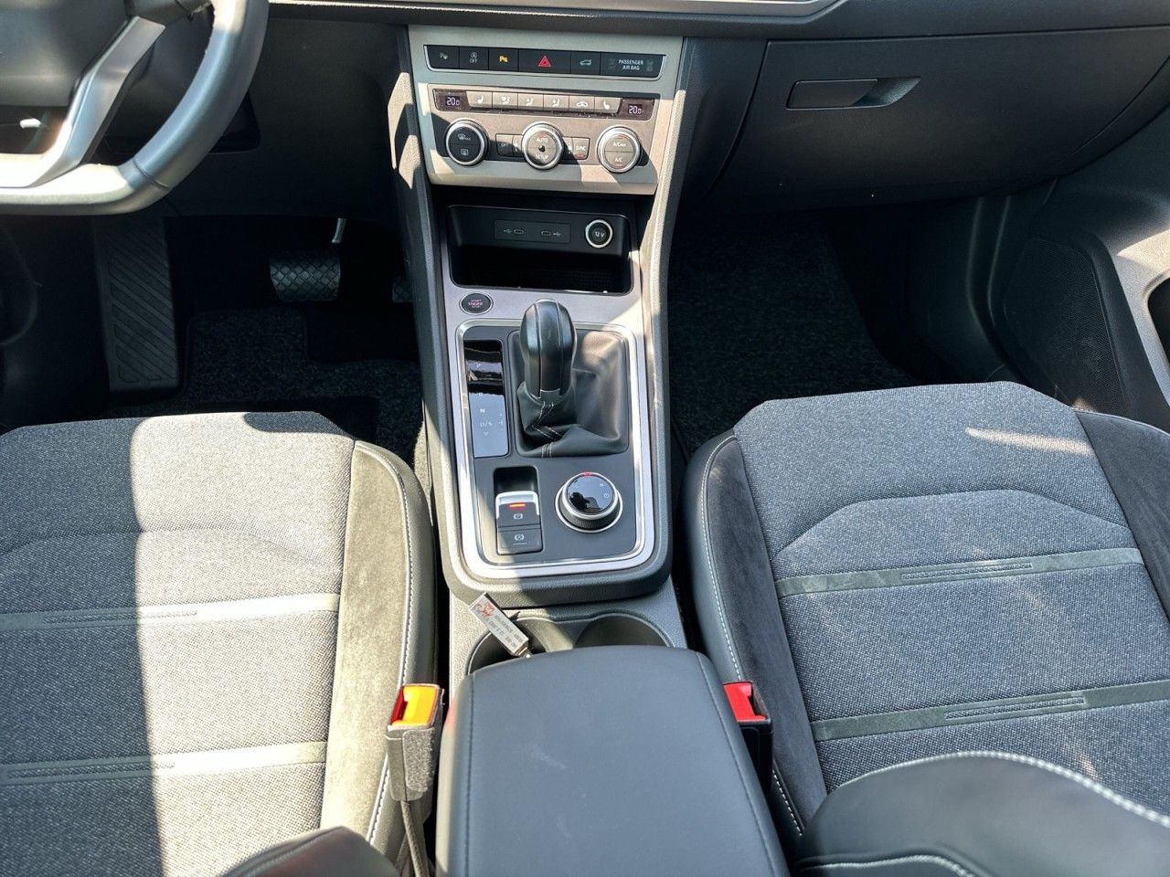 Fahrzeugabbildung SEAT Ateca Xperience 1.5 TSI ACT 150 PS DSG*AHK* - mit KI generiert/bearbeitet