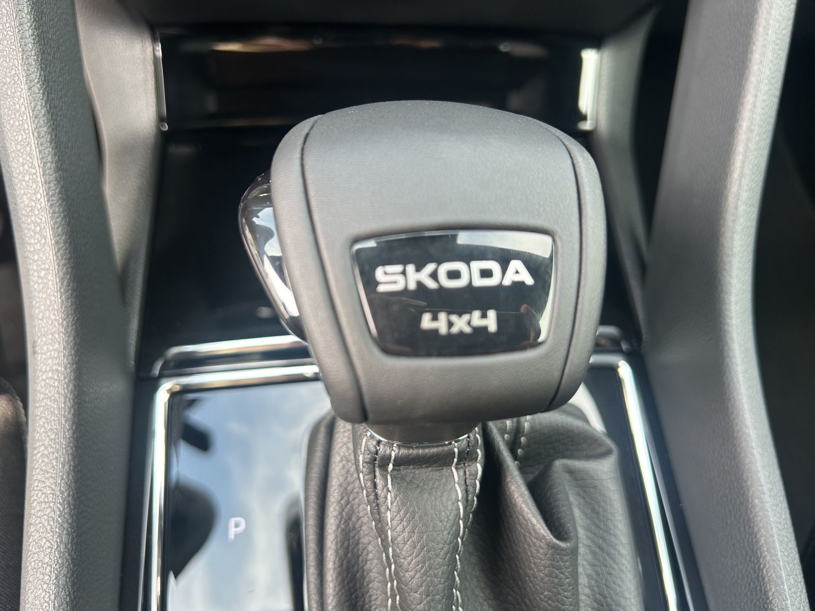 Fahrzeugabbildung SKODA Karoq 2.0 TSI Sportline 4x4 AHK MATRIX ACC