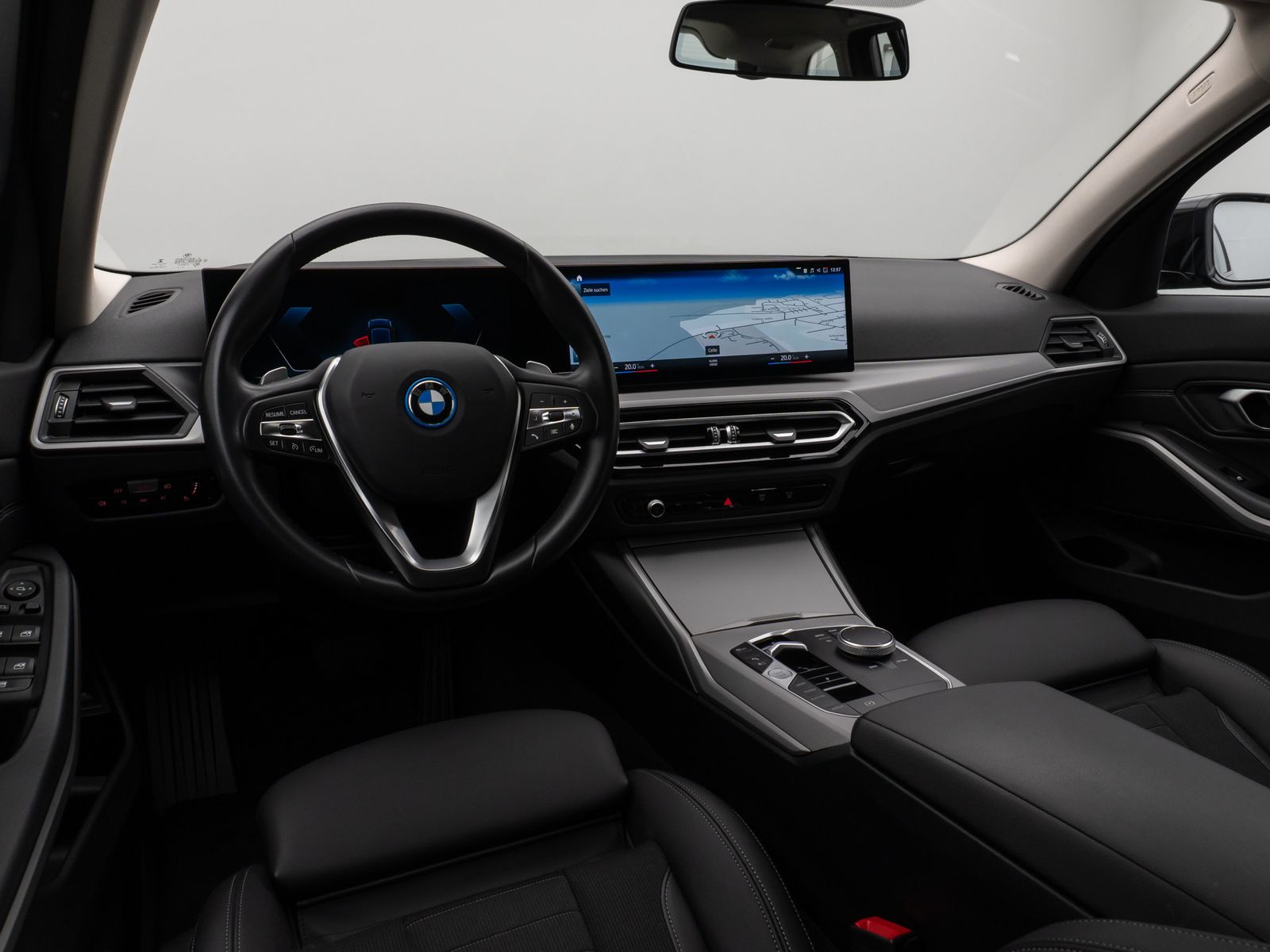 Fahrzeugabbildung BMW 330e DAB CockPit+ PDC Geschwindigkeitsreg Sport