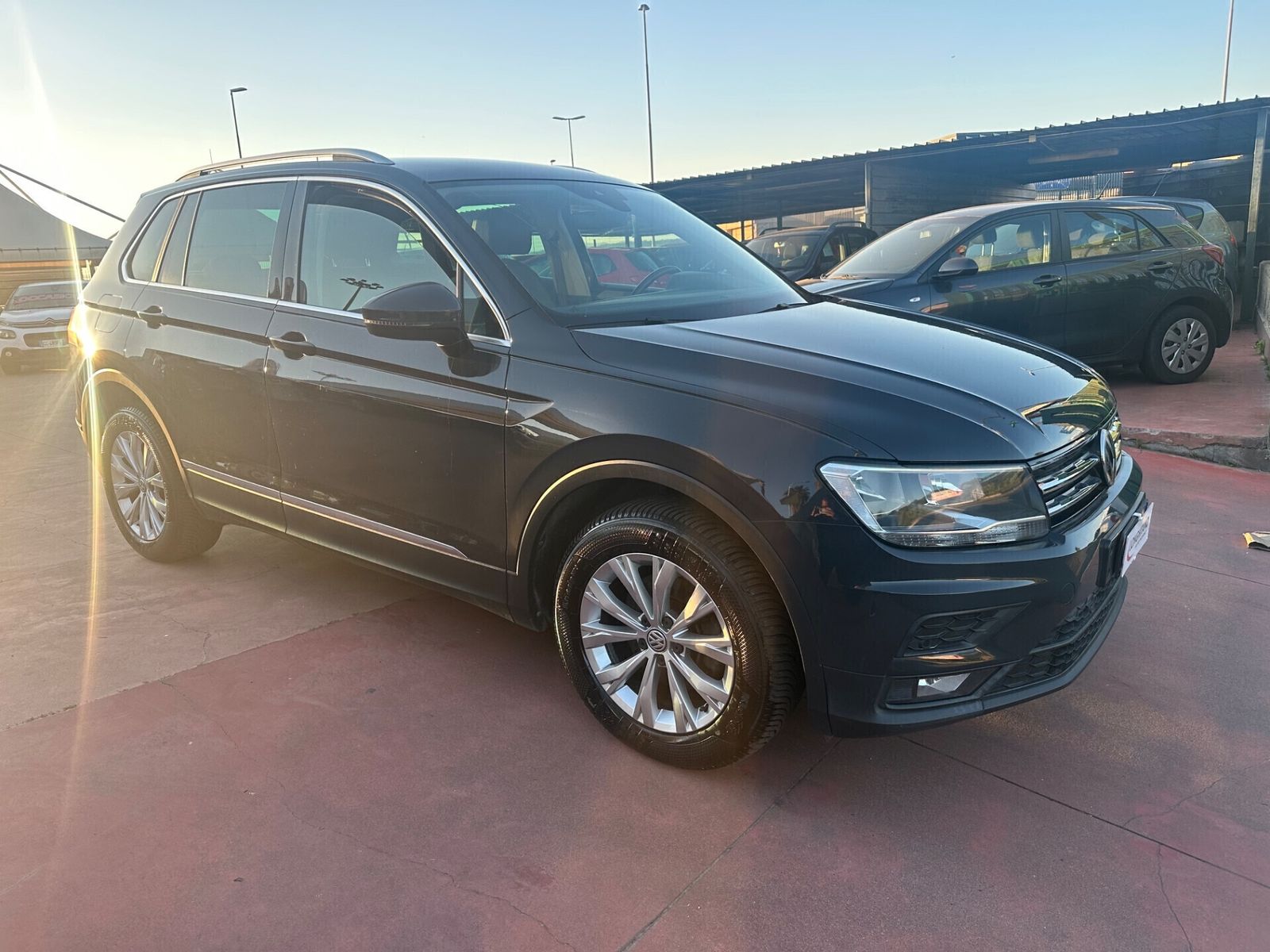 Volkswagen Tiguan - 1