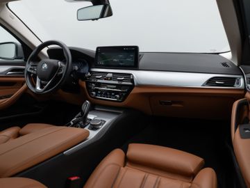 Fahrzeugabbildung BMW 520d Kamera HUD DAB Lenkrhzg Massage AHK Alarm