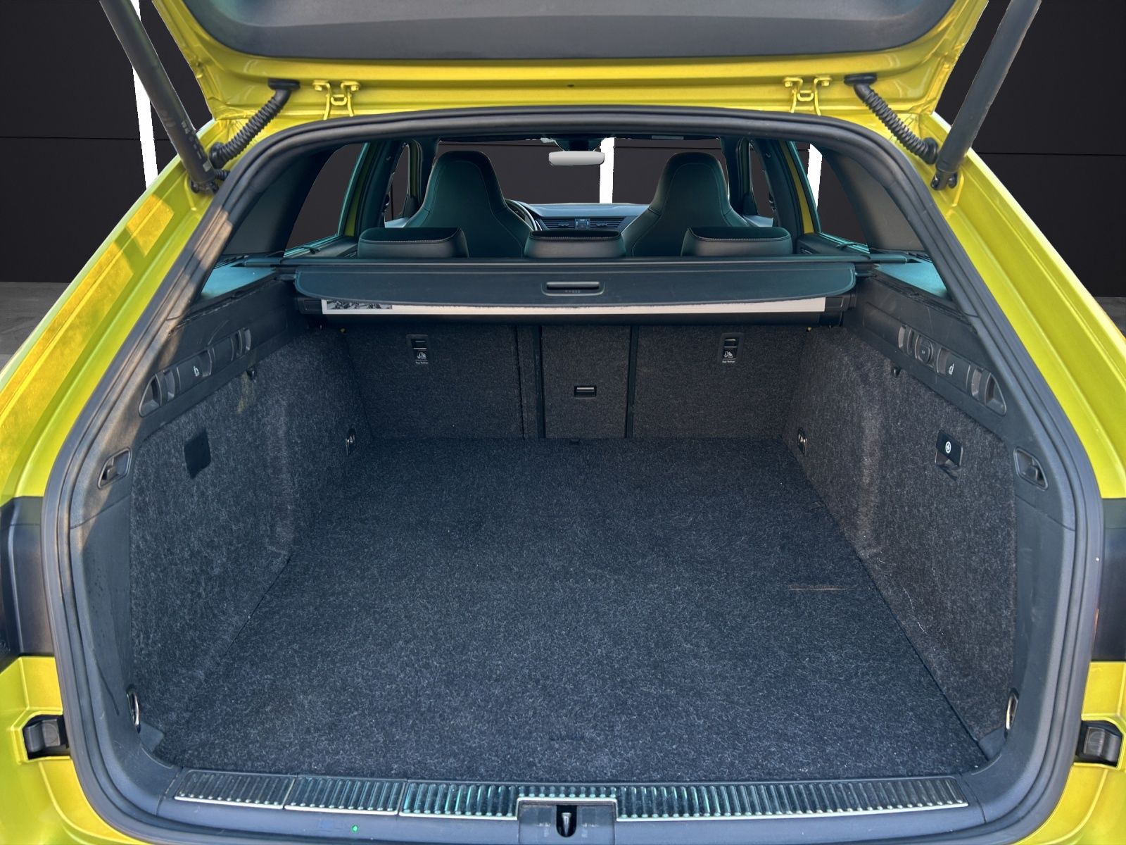 Fahrzeugabbildung SKODA Superb Combi Sportline iV Matrix STH AHK SH PANO