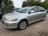 Toyota Avensis Combi 2.0 D-4D - Toyota Avensis aus 2005 mit Diesel-Antrieb