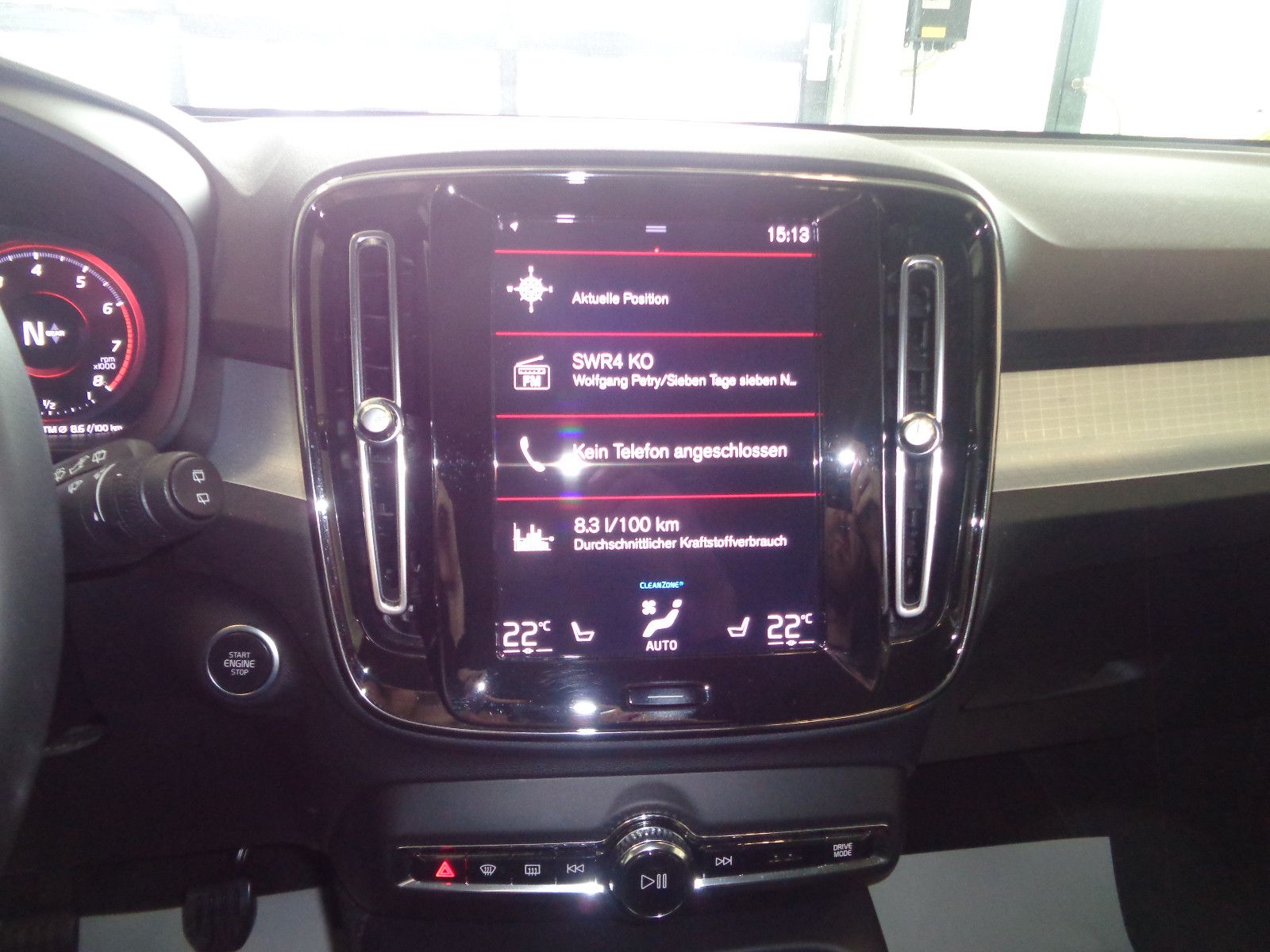 Fahrzeugabbildung Volvo XC40 Momentum 2WD / NAVI / LED / KAMERA /1. Hand