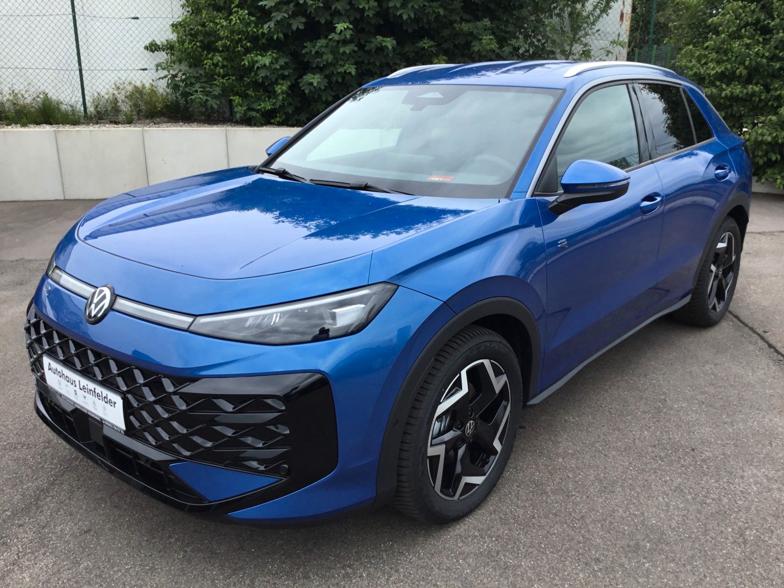 Fahrzeugabbildung Volkswagen T-Roc 1.5 eTSI DSG R-Line+AHK+LED+Navi+18"+Kessy