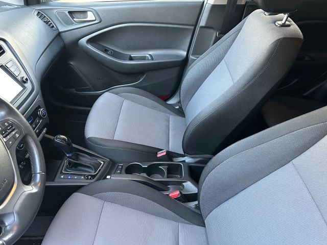 Fahrzeugabbildung Hyundai i20 Automatik+Navi+Kamera+CarPlay+Allw.LM+AHK+BT